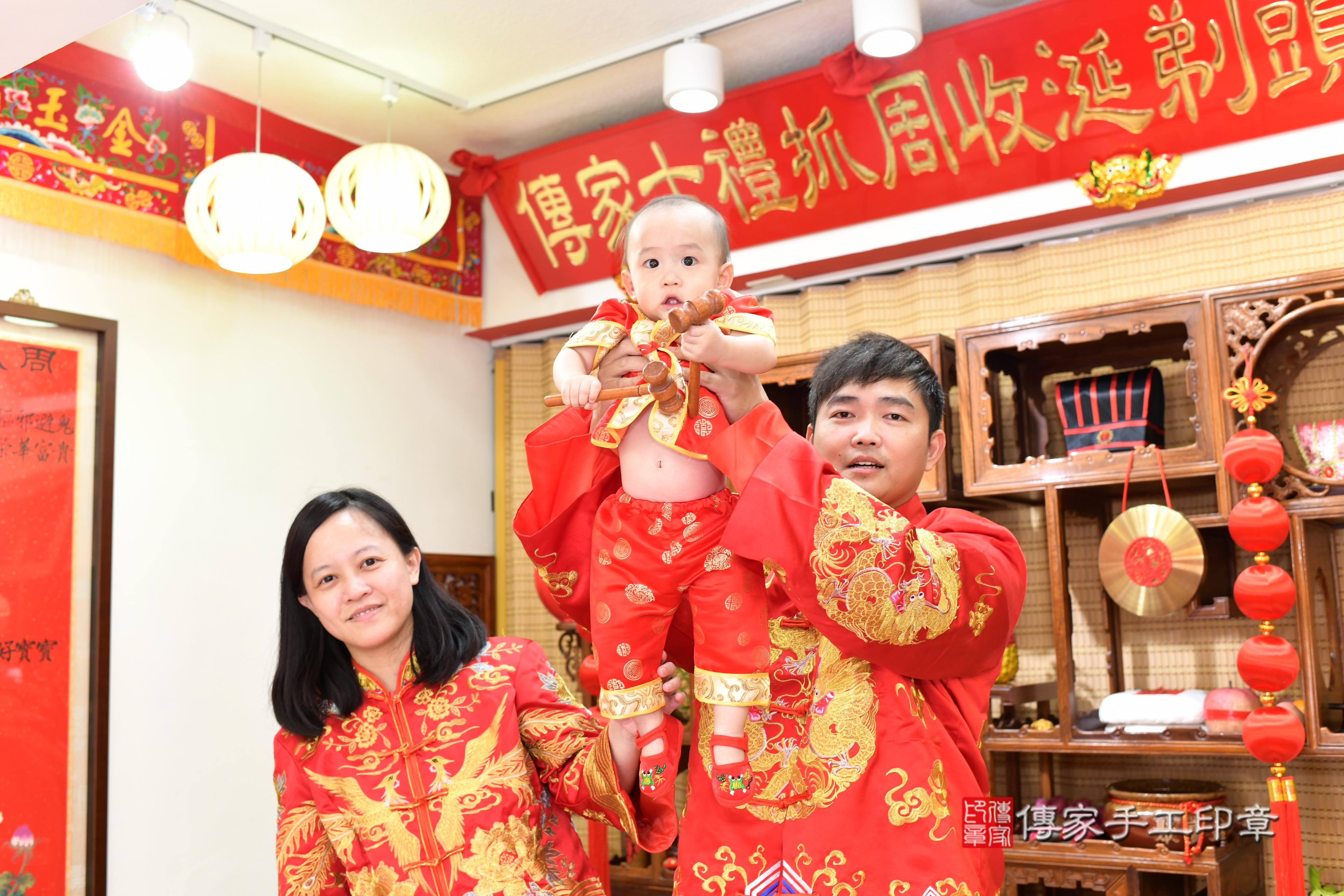 傳家手工印章台南店、抓周、度脺、美式風會場、傳家嬰兒古禮、吉祥話、抓周道具物品24種、拍照。抓周證書。寶寶抓周、滿周歲、生日快樂、祝福 傳家手工印章台南店、抓周、度脺、美式風會場、傳家嬰兒古禮、吉祥話、抓周道具物品24種、拍照。抓周證書。寶寶抓周、滿周歲、生日快樂、祝福