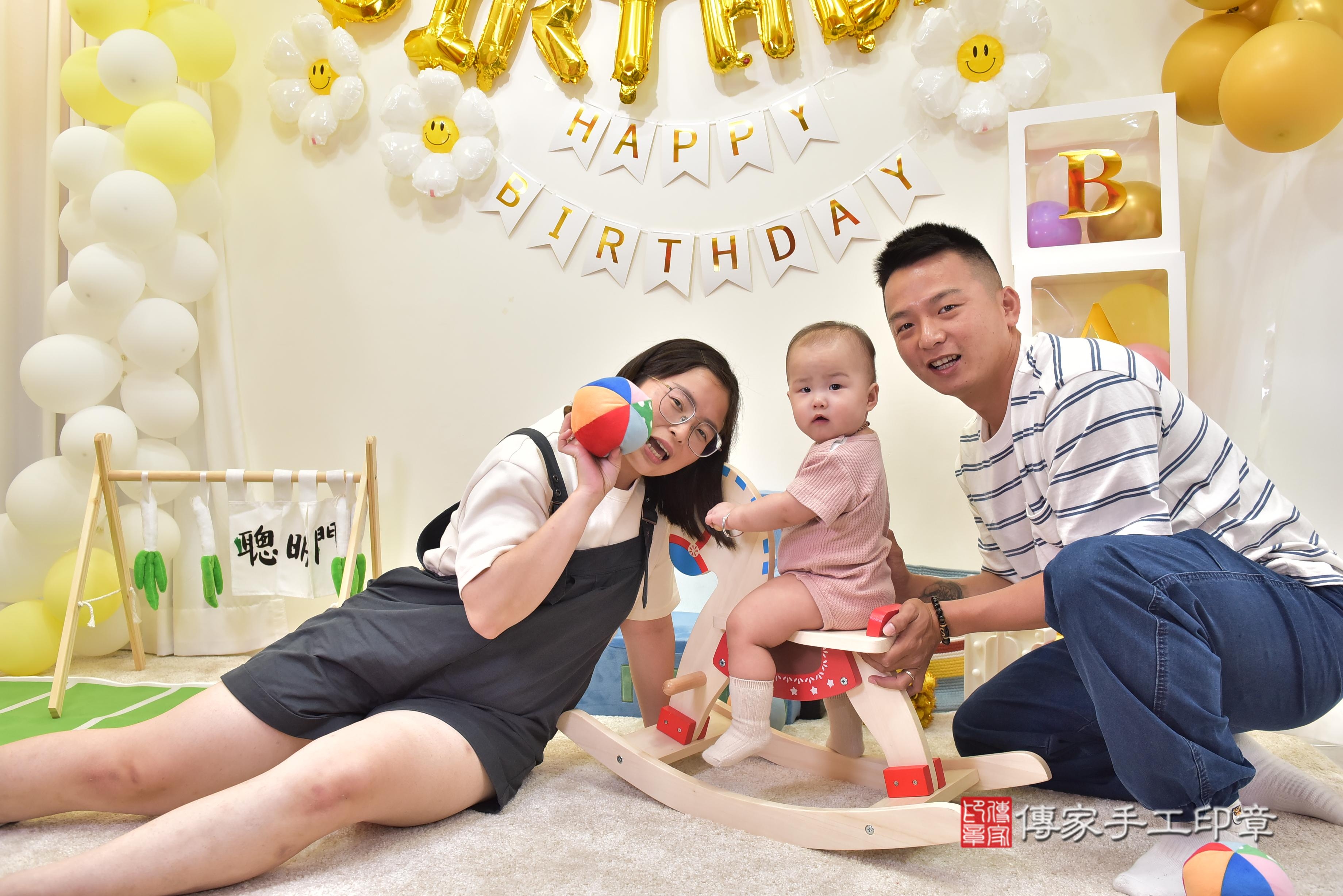 傳家手工印章台南店、抓周、度脺、美式風會場、傳家嬰兒古禮、吉祥話、抓周道具物品24種、拍照。抓周證書。寶寶抓周、滿周歲、生日快樂、祝福 傳家手工印章台南店、抓周、度脺、美式風會場、傳家嬰兒古禮、吉祥話、抓周道具物品24種、拍照。抓周證書。寶寶抓周、滿周歲、生日快樂、祝福