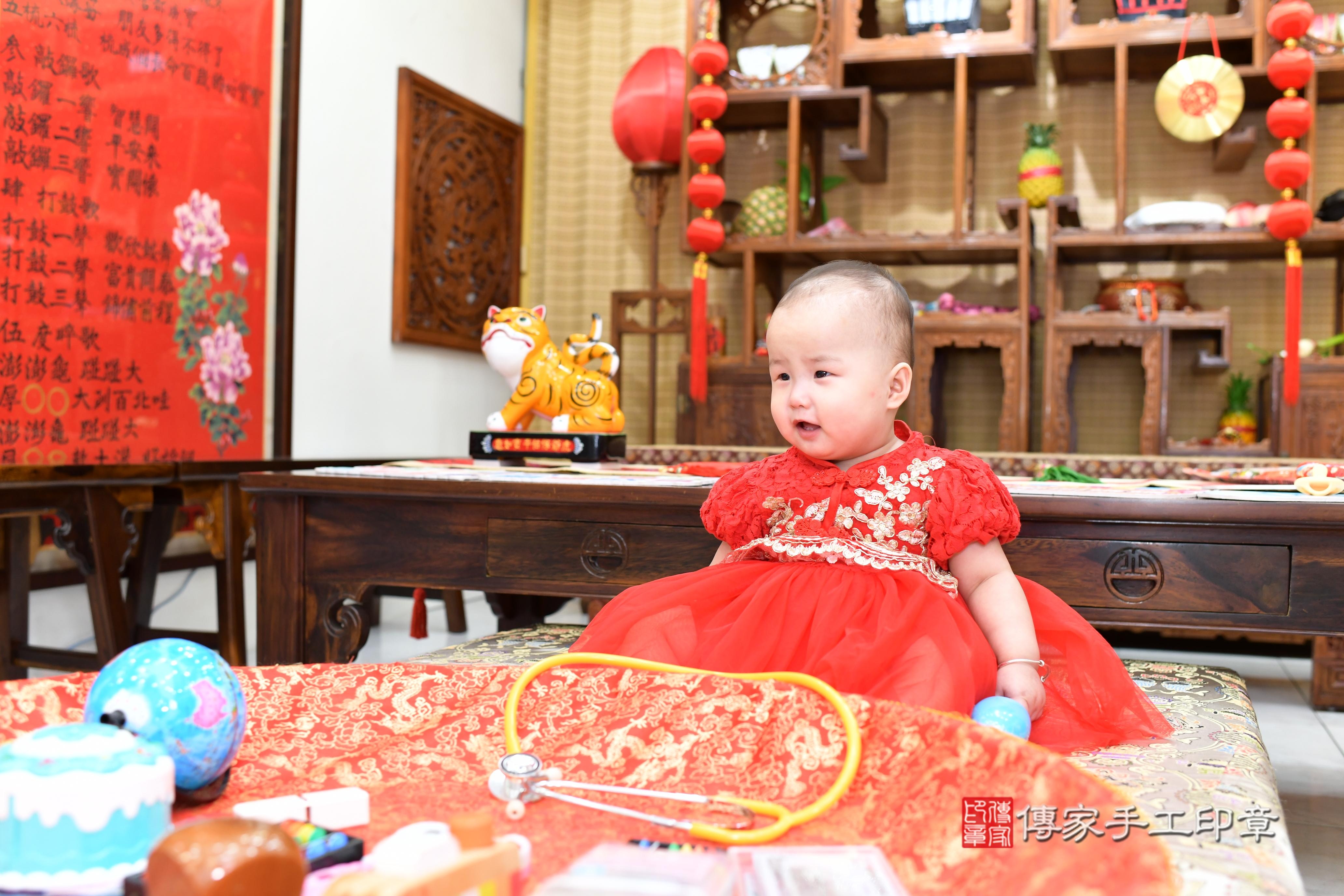 傳家手工印章台南店、抓周、度脺、美式風會場、傳家嬰兒古禮、吉祥話、抓周道具物品24種、拍照。抓周證書。寶寶抓周、滿周歲、生日快樂、祝福 傳家手工印章台南店、抓周、度脺、美式風會場、傳家嬰兒古禮、吉祥話、抓周道具物品24種、拍照。抓周證書。寶寶抓周、滿周歲、生日快樂、祝福