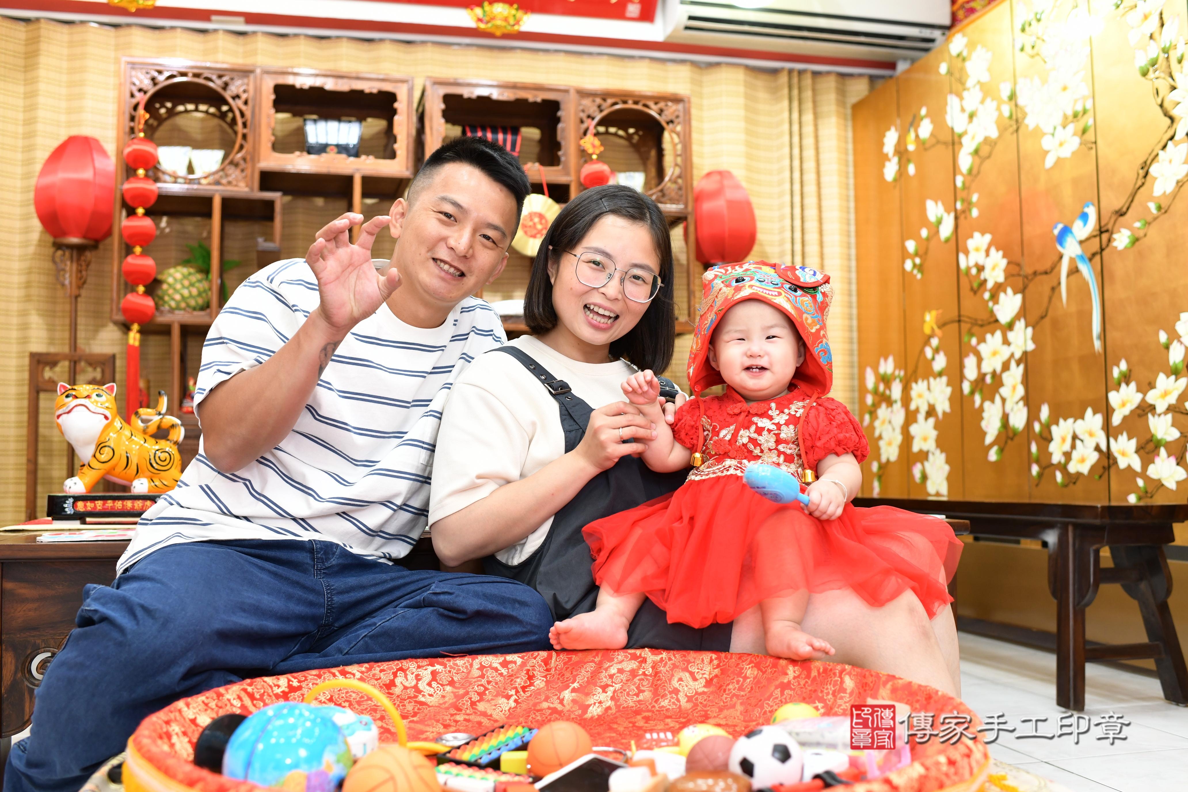 傳家手工印章台南店、抓周、度脺、美式風會場、傳家嬰兒古禮、吉祥話、抓周道具物品24種、拍照。抓周證書。寶寶抓周、滿周歲、生日快樂、祝福 傳家手工印章台南店、抓周、度脺、美式風會場、傳家嬰兒古禮、吉祥話、抓周道具物品24種、拍照。抓周證書。寶寶抓周、滿周歲、生日快樂、祝福