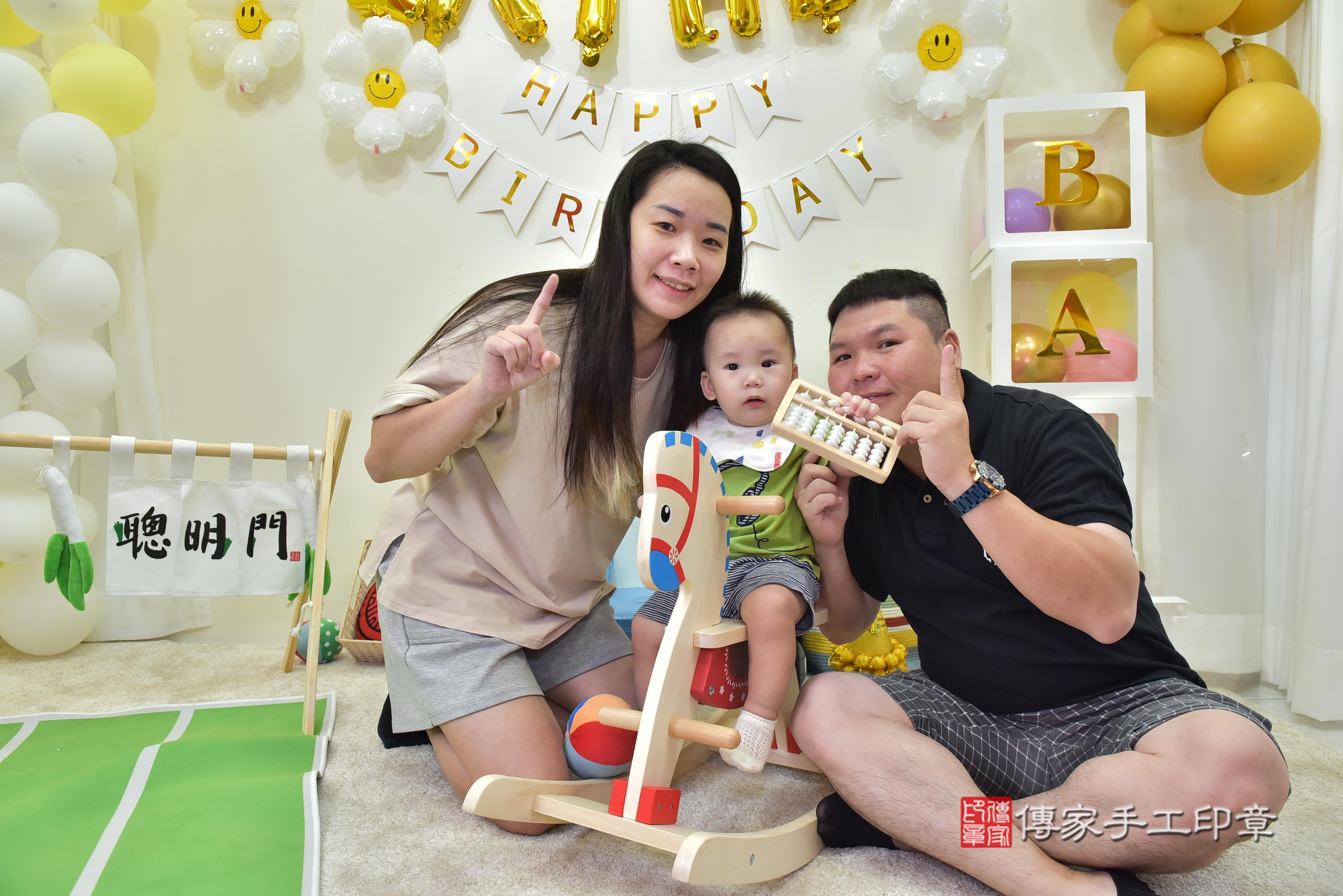 傳家手工印章台南店、抓周、度脺、美式風會場、傳家嬰兒古禮、吉祥話、抓周道具物品24種、拍照。抓周證書。寶寶抓周、滿周歲、生日快樂、祝福