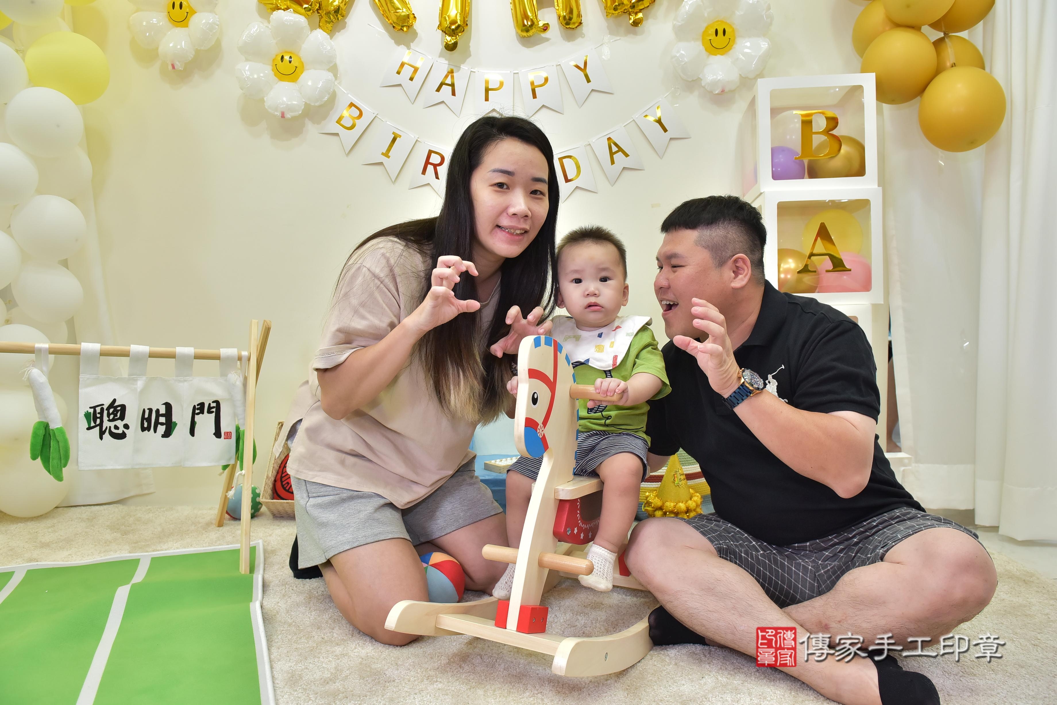 傳家手工印章台南店、抓周、度脺、美式風會場、傳家嬰兒古禮、吉祥話、抓周道具物品24種、拍照。抓周證書。寶寶抓周、滿周歲、生日快樂、祝福
