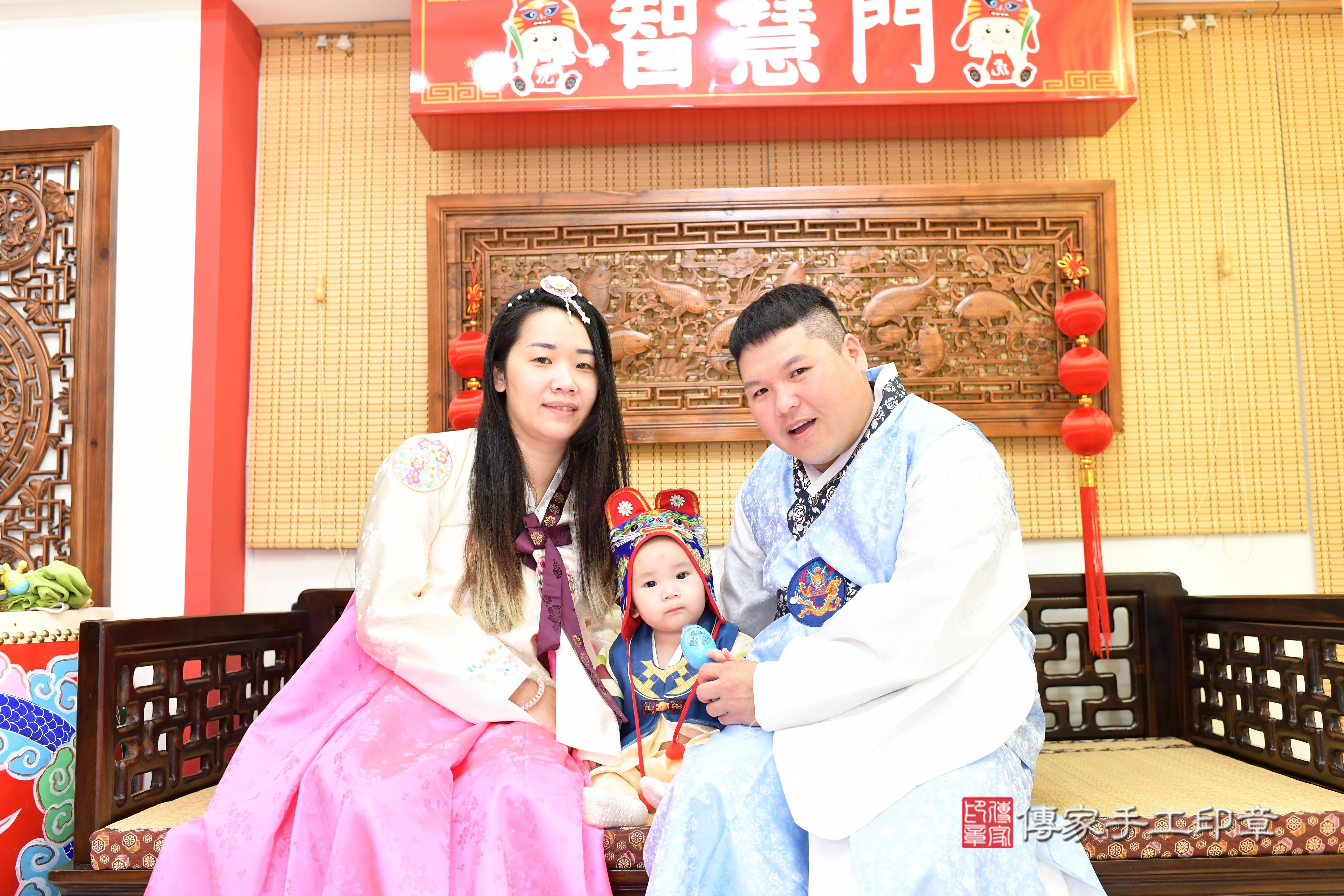 傳家手工印章台南店、抓周、度脺、美式風會場、傳家嬰兒古禮、吉祥話、抓周道具物品24種、拍照。抓周證書。寶寶抓周、滿周歲、生日快樂、祝福