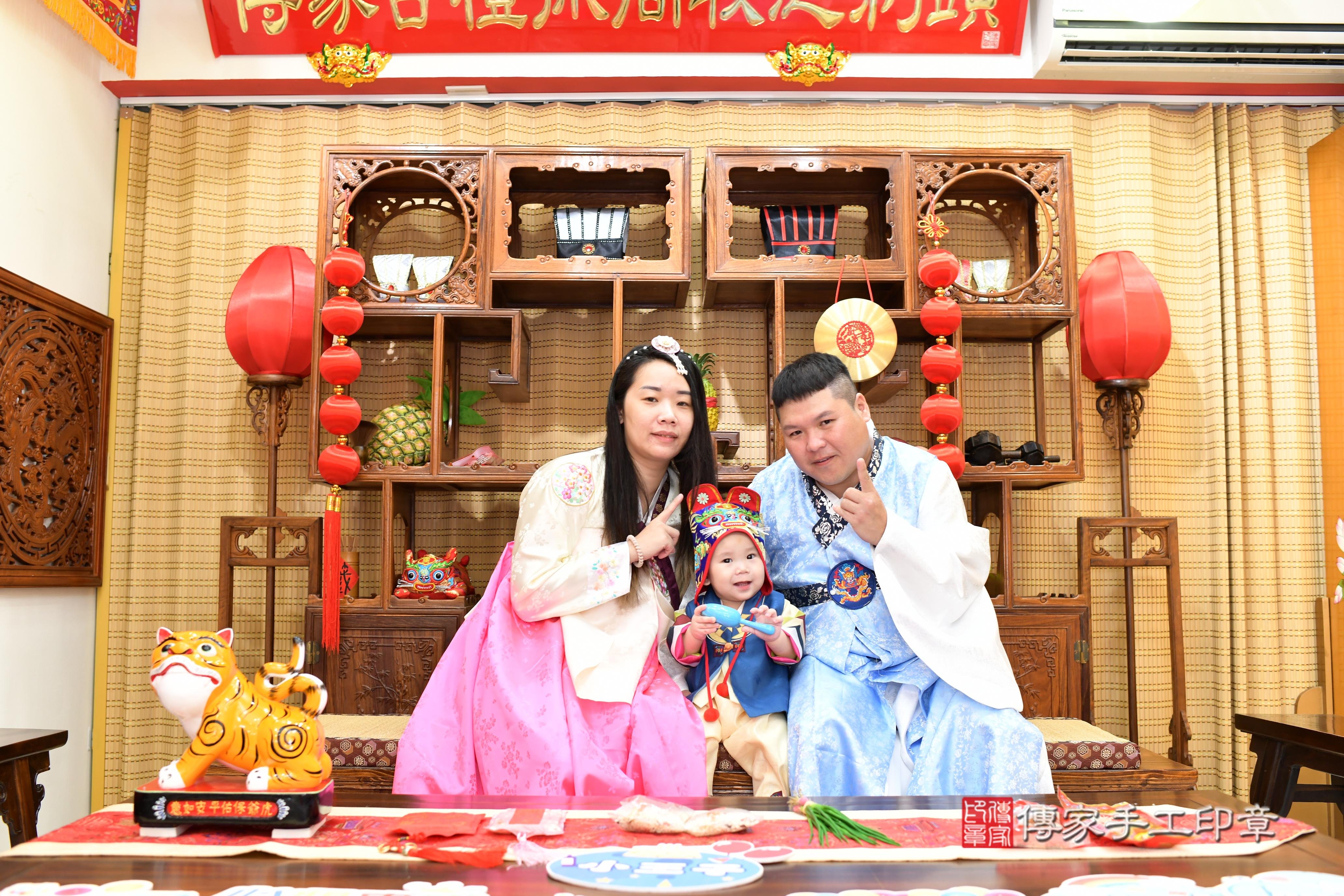 傳家手工印章台南店、抓周、度脺、美式風會場、傳家嬰兒古禮、吉祥話、抓周道具物品24種、拍照。抓周證書。寶寶抓周、滿周歲、生日快樂、祝福