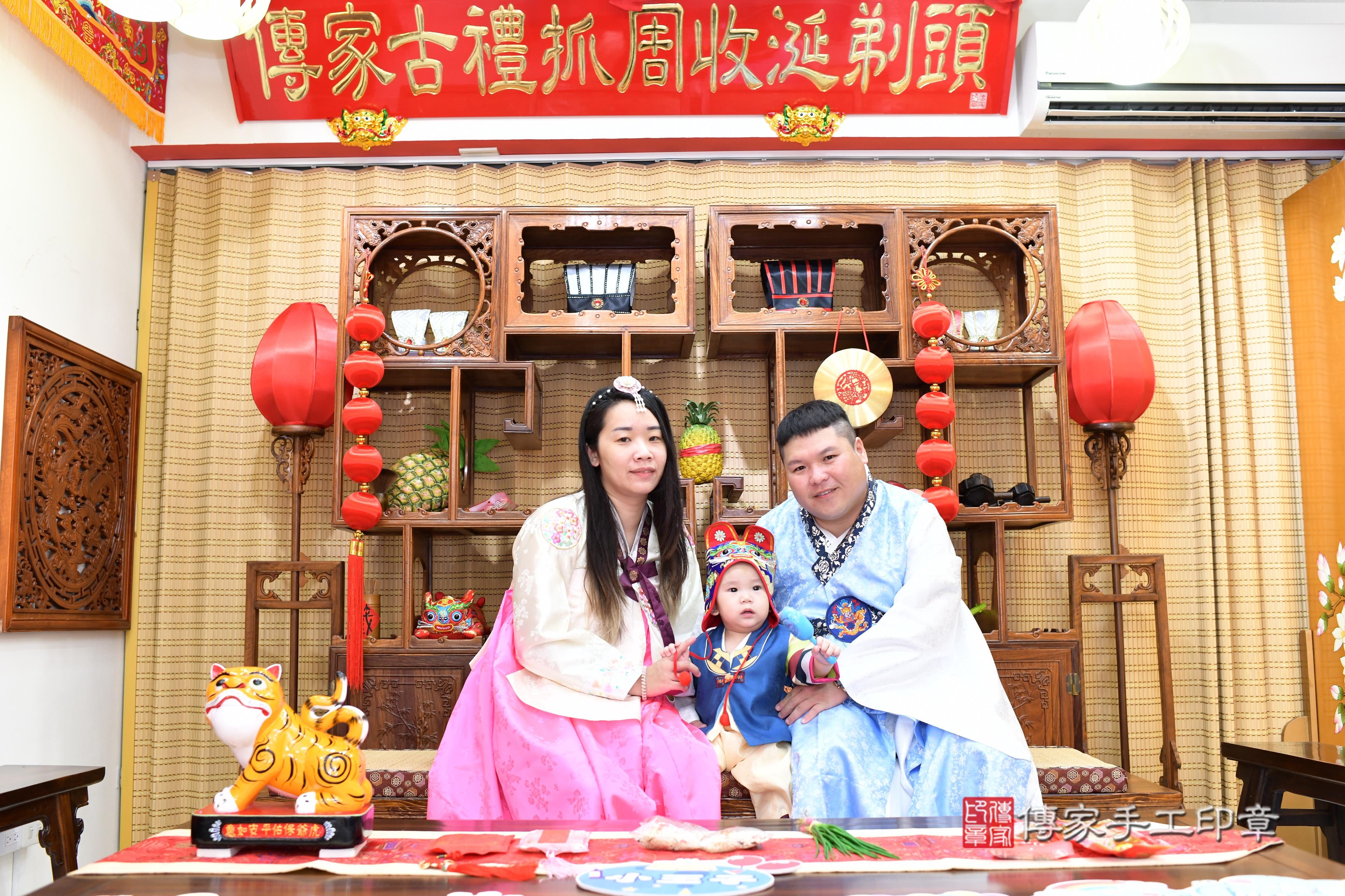 傳家手工印章台南店、抓周、度脺、美式風會場、傳家嬰兒古禮、吉祥話、抓周道具物品24種、拍照。抓周證書。寶寶抓周、滿周歲、生日快樂、祝福