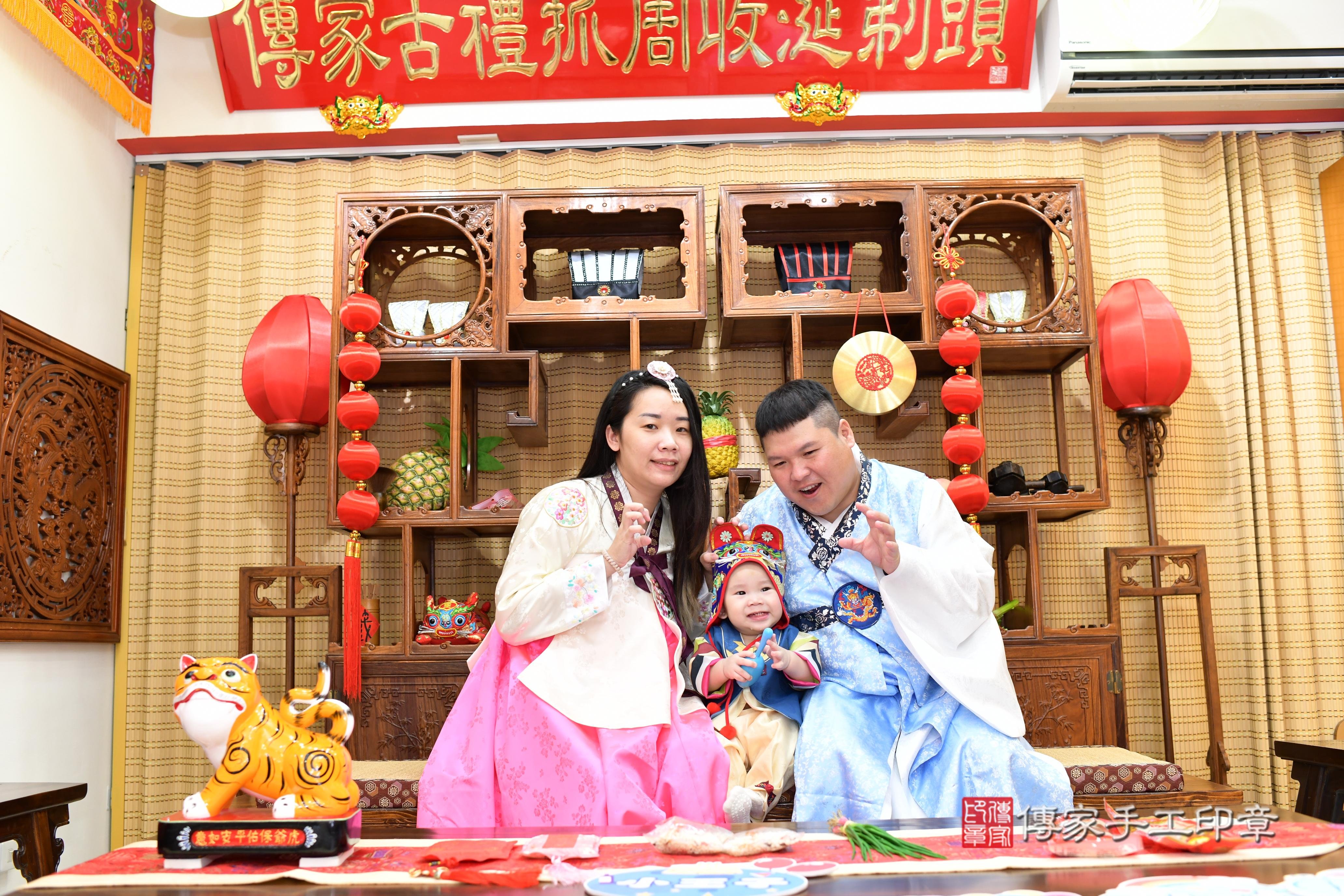 傳家手工印章台南店、抓周、度脺、美式風會場、傳家嬰兒古禮、吉祥話、抓周道具物品24種、拍照。抓周證書。寶寶抓周、滿周歲、生日快樂、祝福