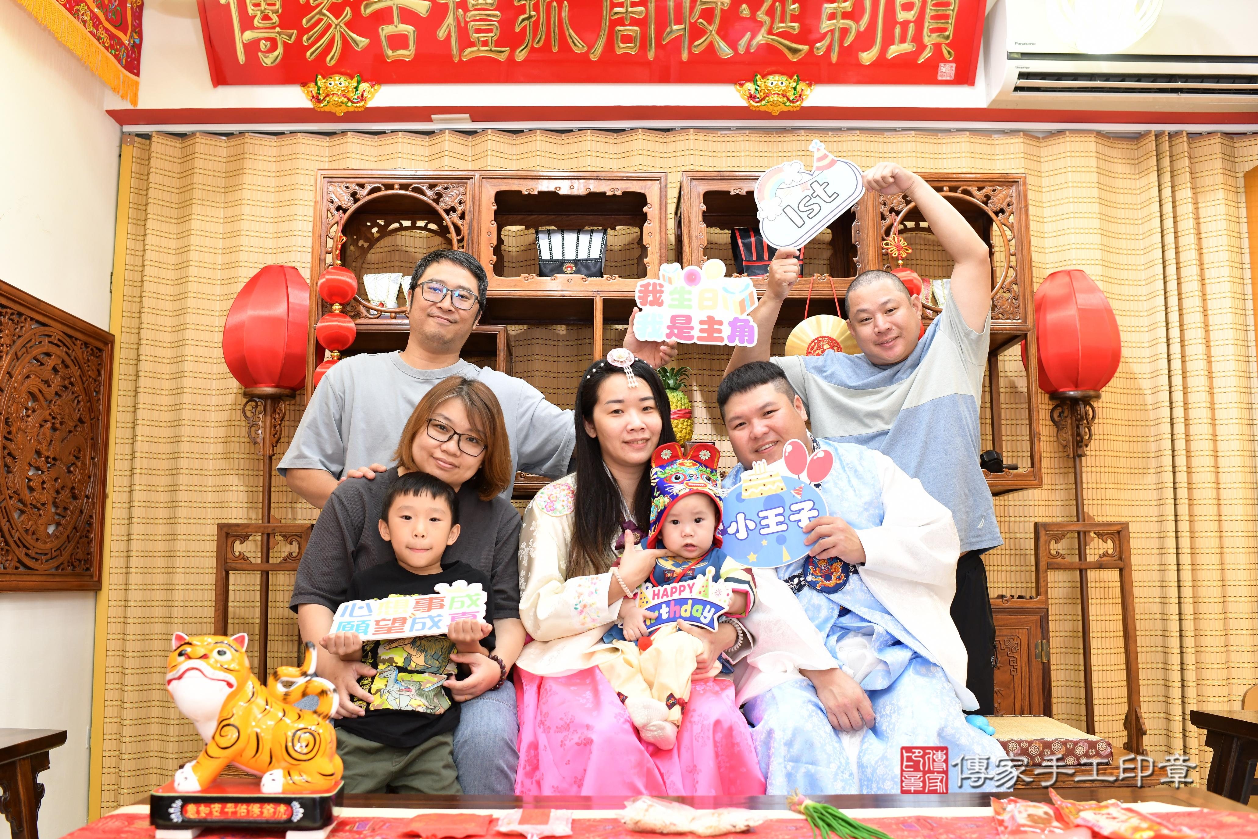 傳家手工印章台南店、抓周、度脺、美式風會場、傳家嬰兒古禮、吉祥話、抓周道具物品24種、拍照。抓周證書。寶寶抓周、滿周歲、生日快樂、祝福