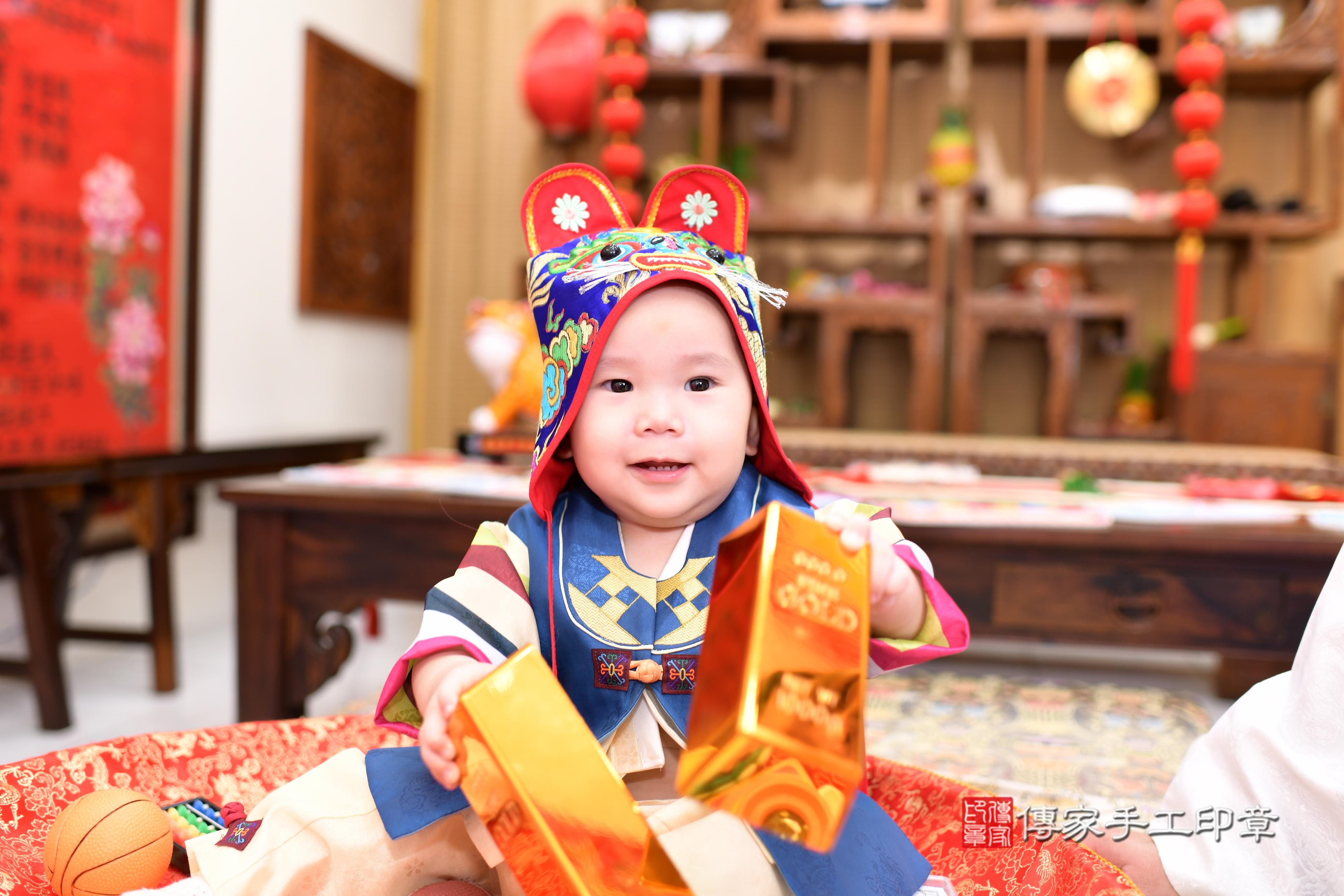 傳家手工印章台南店、抓周、度脺、美式風會場、傳家嬰兒古禮、吉祥話、抓周道具物品24種、拍照。抓周證書。寶寶抓周、滿周歲、生日快樂、祝福