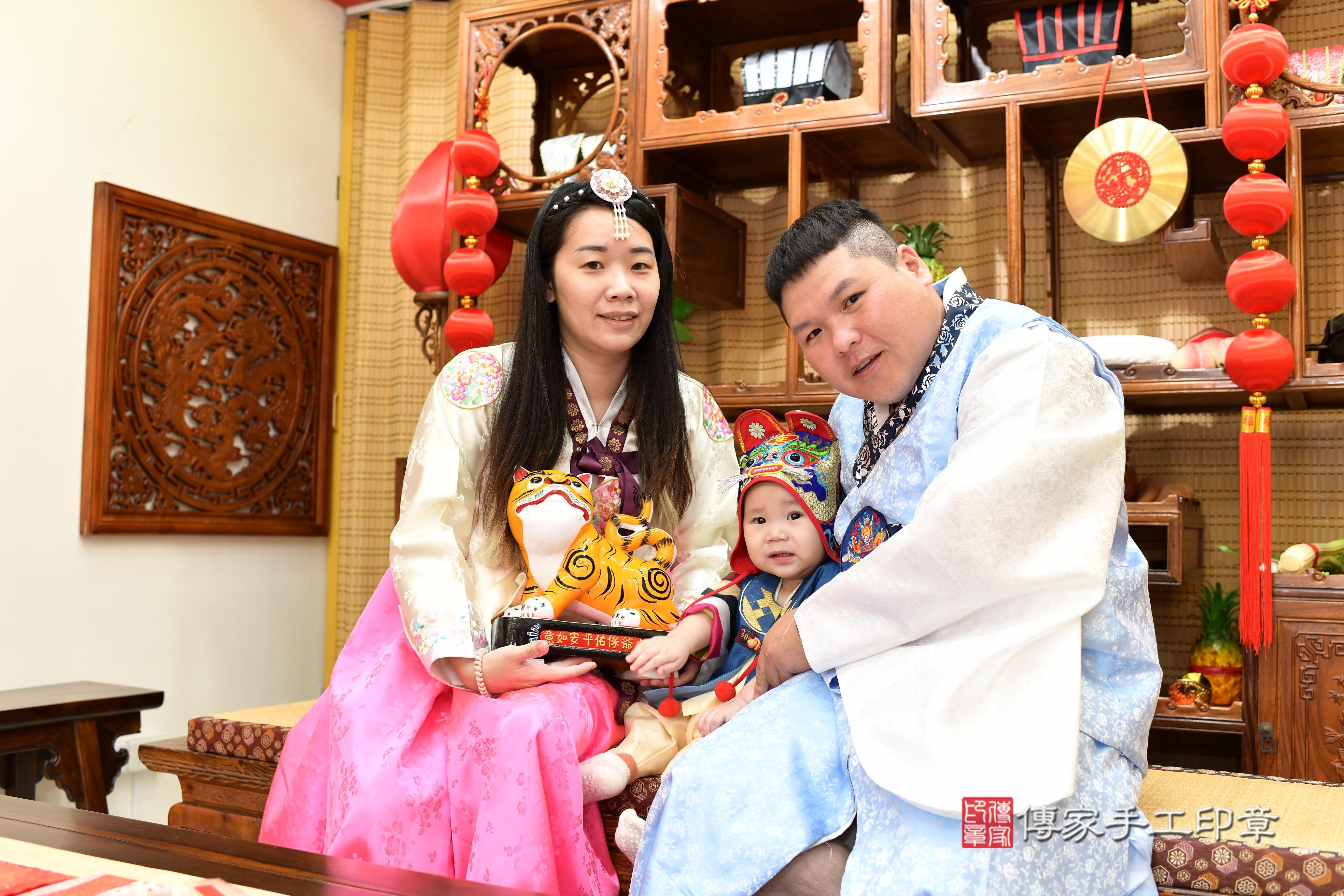 傳家手工印章台南店、抓周、度脺、美式風會場、傳家嬰兒古禮、吉祥話、抓周道具物品24種、拍照。抓周證書。寶寶抓周、滿周歲、生日快樂、祝福