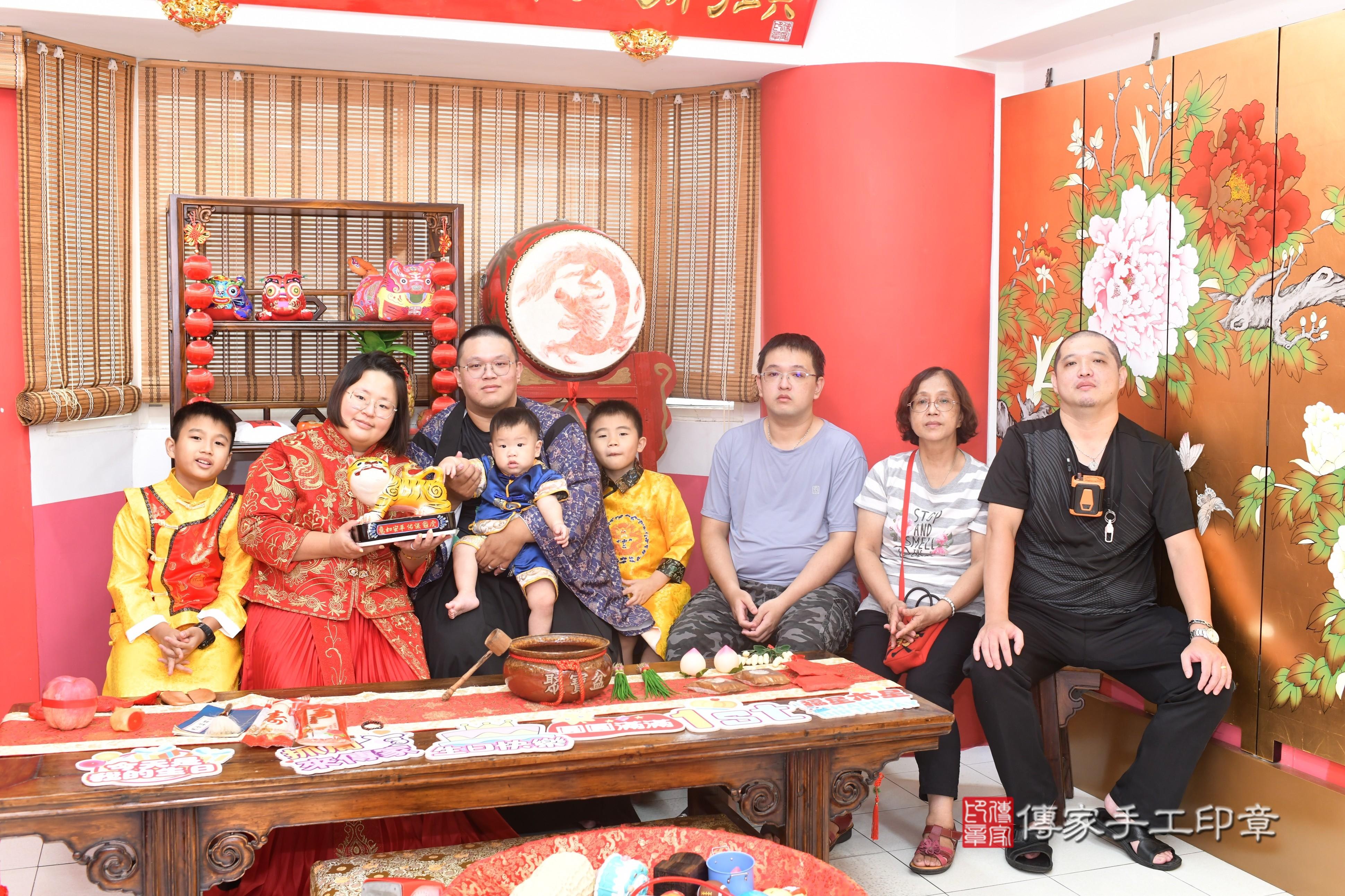 傳家手工印章高雄店、抓周、度脺、中國風會場、傳家嬰兒古禮、吉祥話、抓周道具物品24種、拍照。抓周證書。寶寶抓周、滿周歲、生日快樂、祝福 傳家手工印章高雄店、抓周、度脺、中國風會場、傳家嬰兒古禮、吉祥話、抓周道具物品24種、拍照。抓周證書。寶寶抓周、滿周歲、生日快樂、祝福