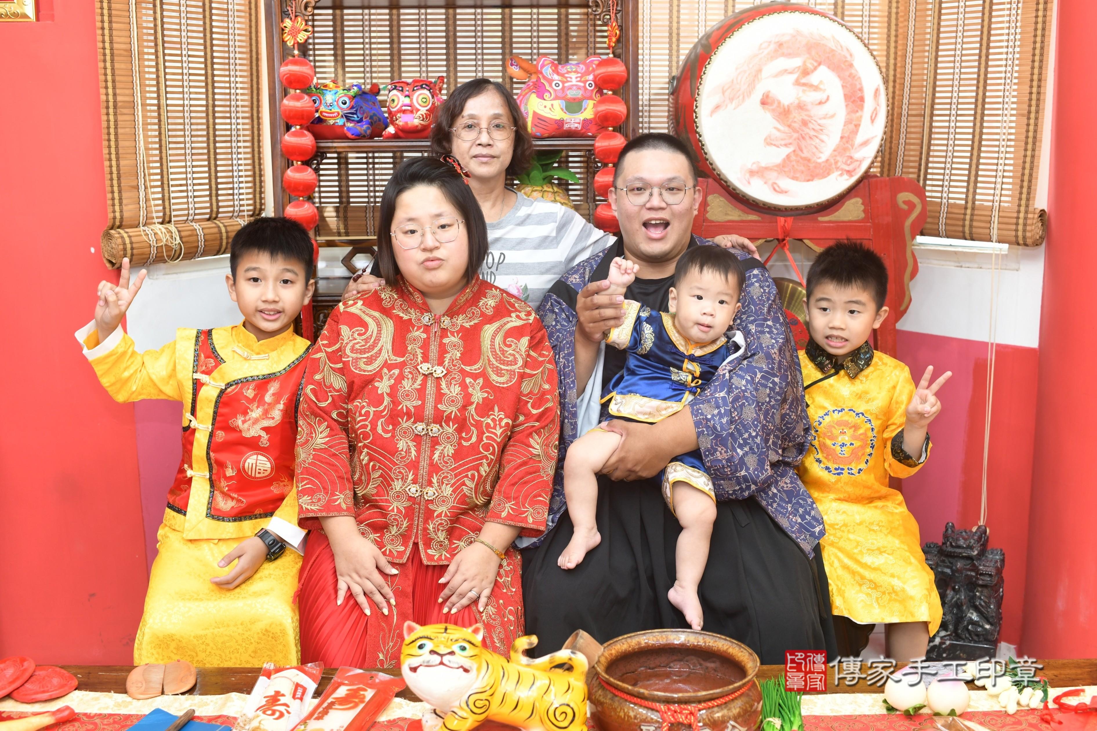 傳家手工印章高雄店、抓周、度脺、中國風會場、傳家嬰兒古禮、吉祥話、抓周道具物品24種、拍照。抓周證書。寶寶抓周、滿周歲、生日快樂、祝福 傳家手工印章高雄店、抓周、度脺、中國風會場、傳家嬰兒古禮、吉祥話、抓周道具物品24種、拍照。抓周證書。寶寶抓周、滿周歲、生日快樂、祝福