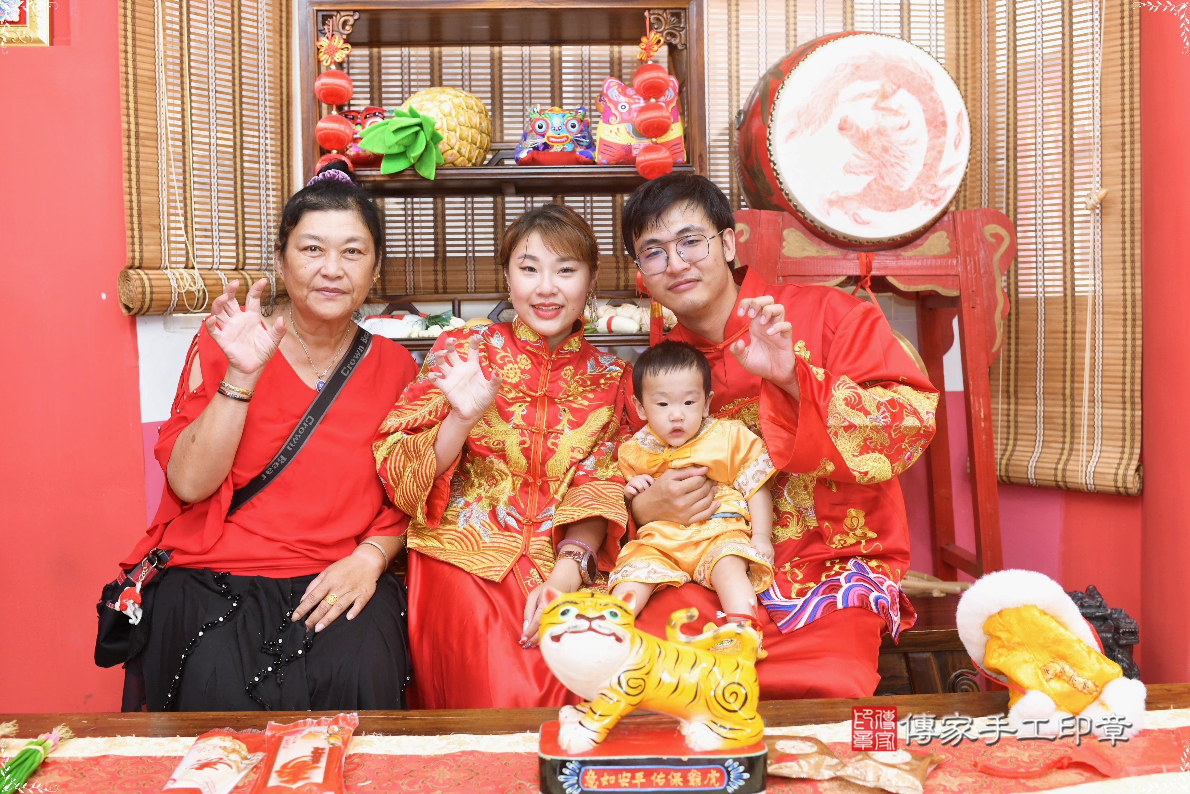 傳家手工印章高雄店、抓周、度脺、中國風會場、傳家嬰兒古禮、吉祥話、抓周道具物品24種、拍照。抓周證書。寶寶抓周、滿周歲、生日快樂、祝福 傳家手工印章高雄店、抓周、度脺、中國風會場、傳家嬰兒古禮、吉祥話、抓周道具物品24種、拍照。抓周證書。寶寶抓周、滿周歲、生日快樂、祝福