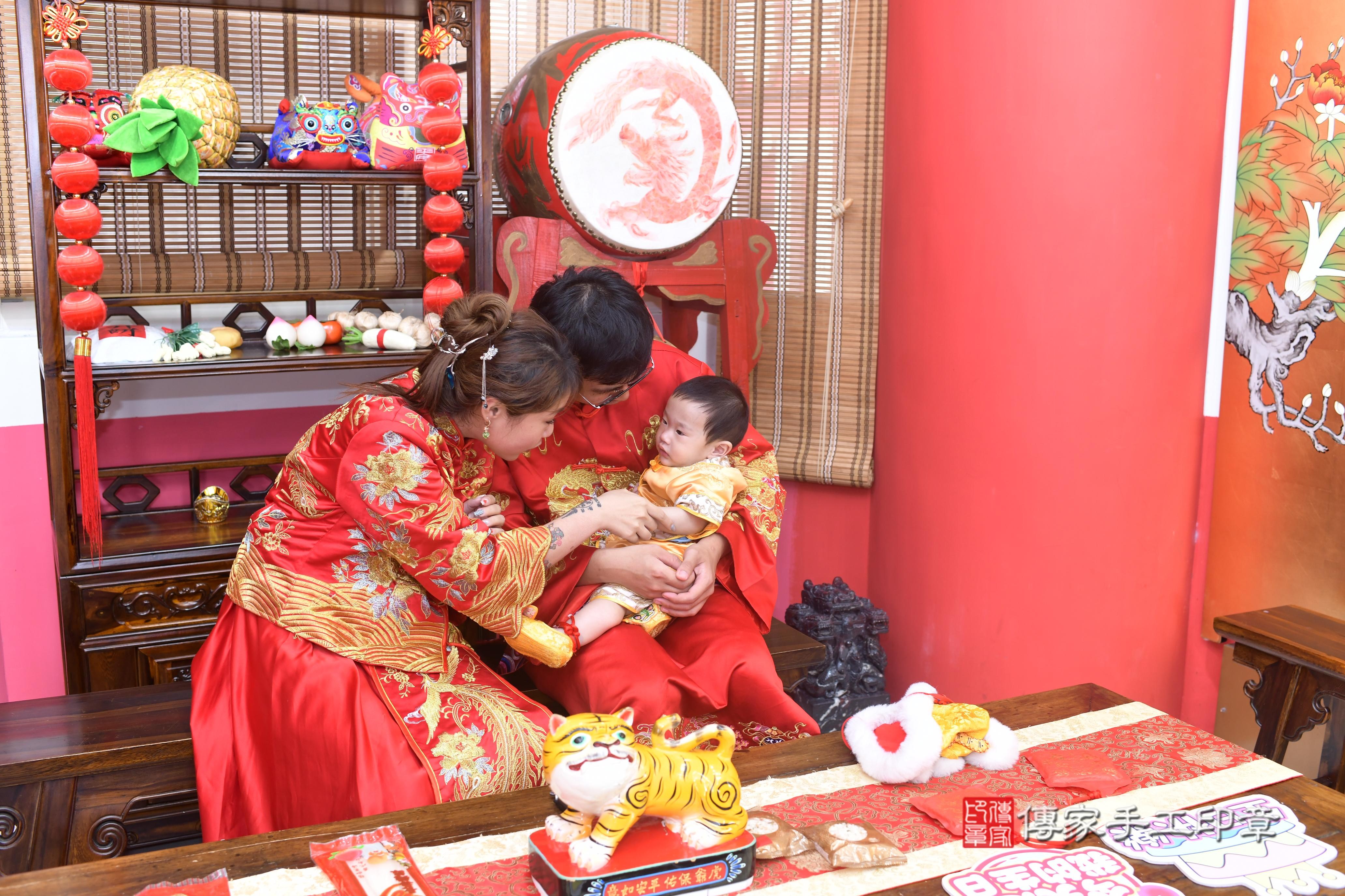 傳家手工印章高雄店、抓周、度脺、中國風會場、傳家嬰兒古禮、吉祥話、抓周道具物品24種、拍照。抓周證書。寶寶抓周、滿周歲、生日快樂、祝福 傳家手工印章高雄店、抓周、度脺、中國風會場、傳家嬰兒古禮、吉祥話、抓周道具物品24種、拍照。抓周證書。寶寶抓周、滿周歲、生日快樂、祝福