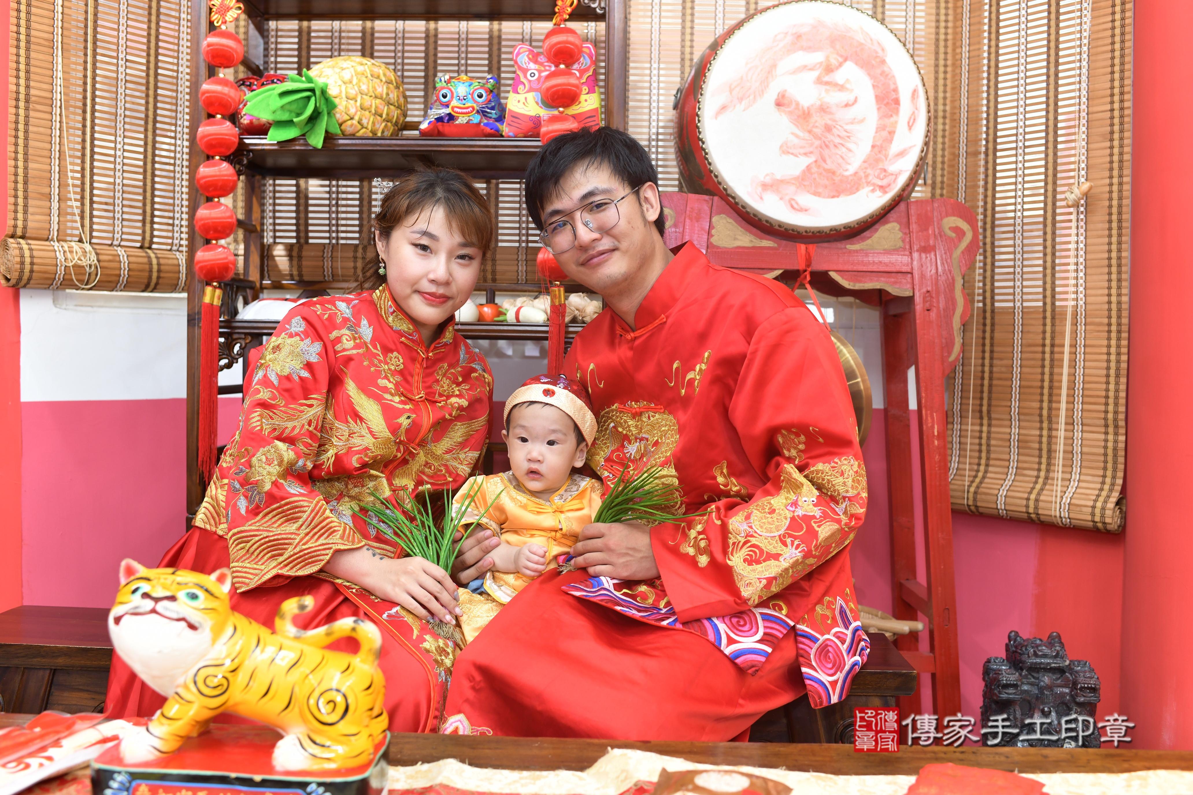 傳家手工印章高雄店、抓周、度脺、中國風會場、傳家嬰兒古禮、吉祥話、抓周道具物品24種、拍照。抓周證書。寶寶抓周、滿周歲、生日快樂、祝福 傳家手工印章高雄店、抓周、度脺、中國風會場、傳家嬰兒古禮、吉祥話、抓周道具物品24種、拍照。抓周證書。寶寶抓周、滿周歲、生日快樂、祝福