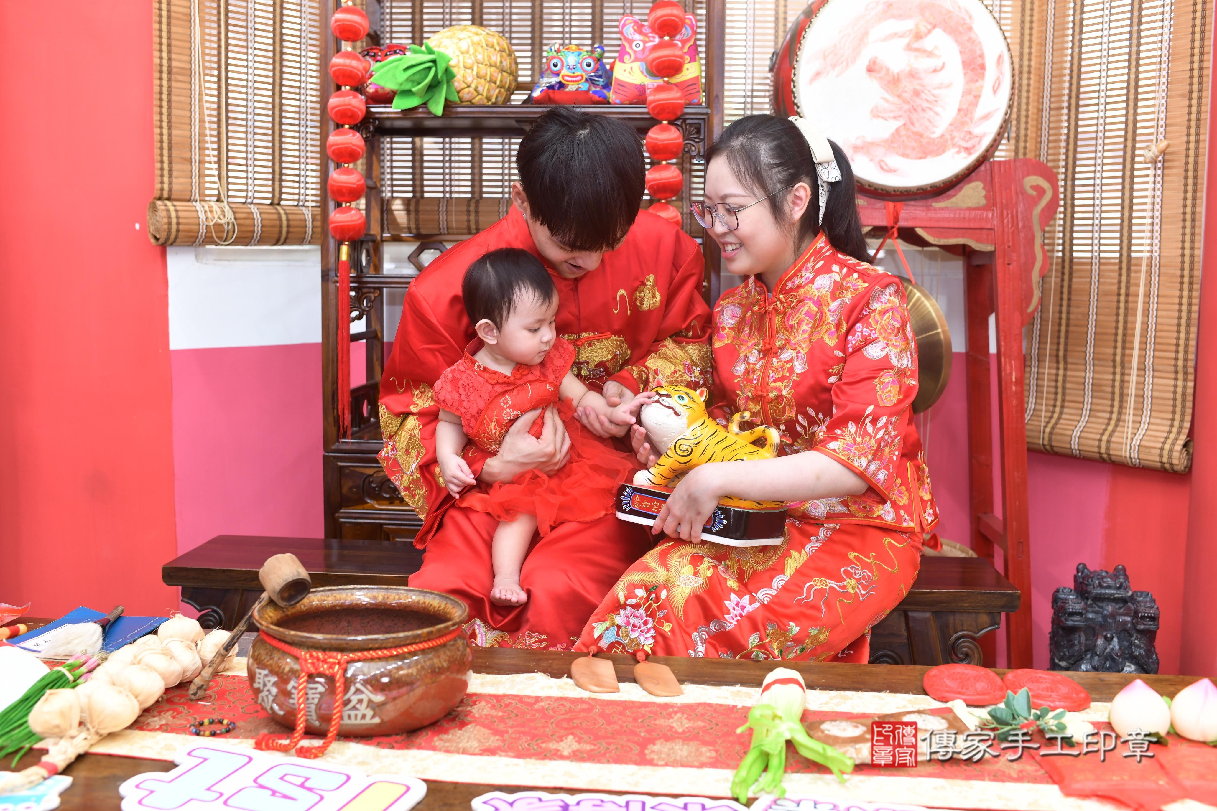 傳家手工印章高雄店、抓周、度脺、中國風會場、傳家嬰兒古禮、吉祥話、抓周道具物品24種、拍照。抓周證書。寶寶抓周、滿周歲、生日快樂、祝福 傳家手工印章高雄店、抓周、度脺、中國風會場、傳家嬰兒古禮、吉祥話、抓周道具物品24種、拍照。抓周證書。寶寶抓周、滿周歲、生日快樂、祝福