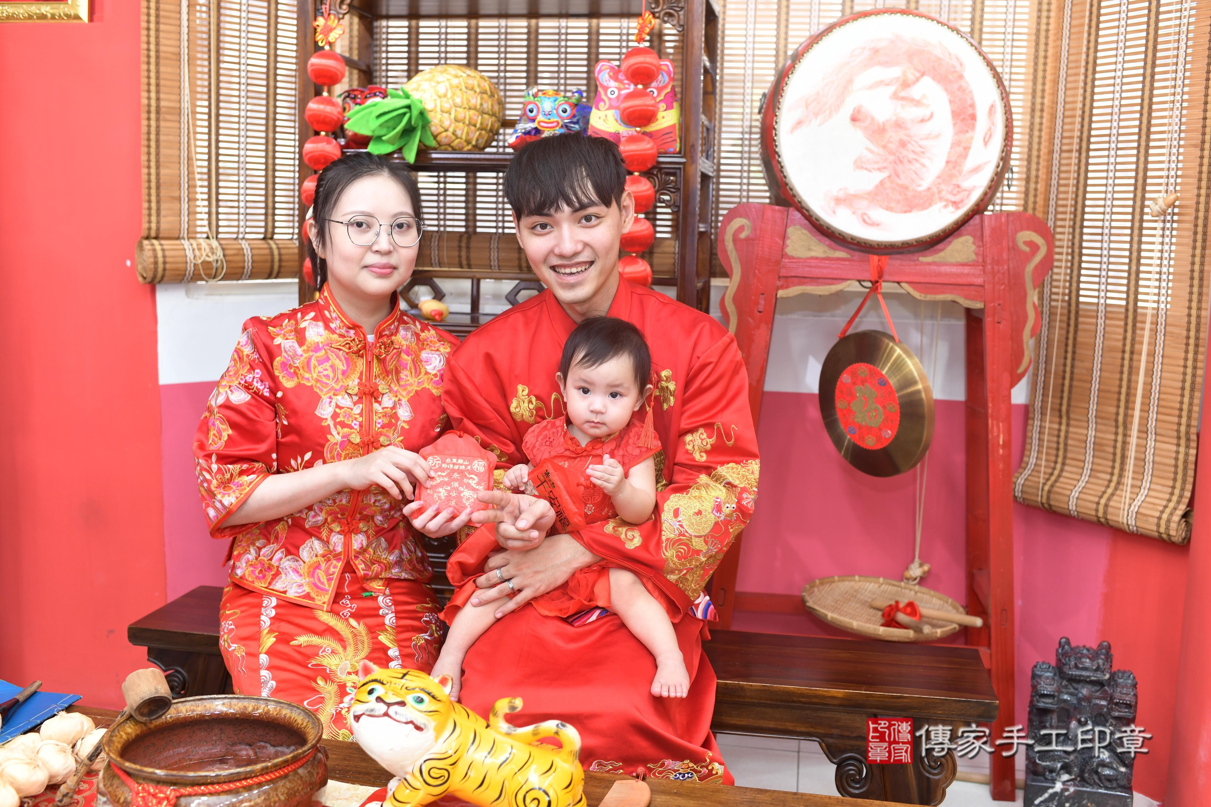 傳家手工印章高雄店、抓周、度脺、中國風會場、傳家嬰兒古禮、吉祥話、抓周道具物品24種、拍照。抓周證書。寶寶抓周、滿周歲、生日快樂、祝福 傳家手工印章高雄店、抓周、度脺、中國風會場、傳家嬰兒古禮、吉祥話、抓周道具物品24種、拍照。抓周證書。寶寶抓周、滿周歲、生日快樂、祝福