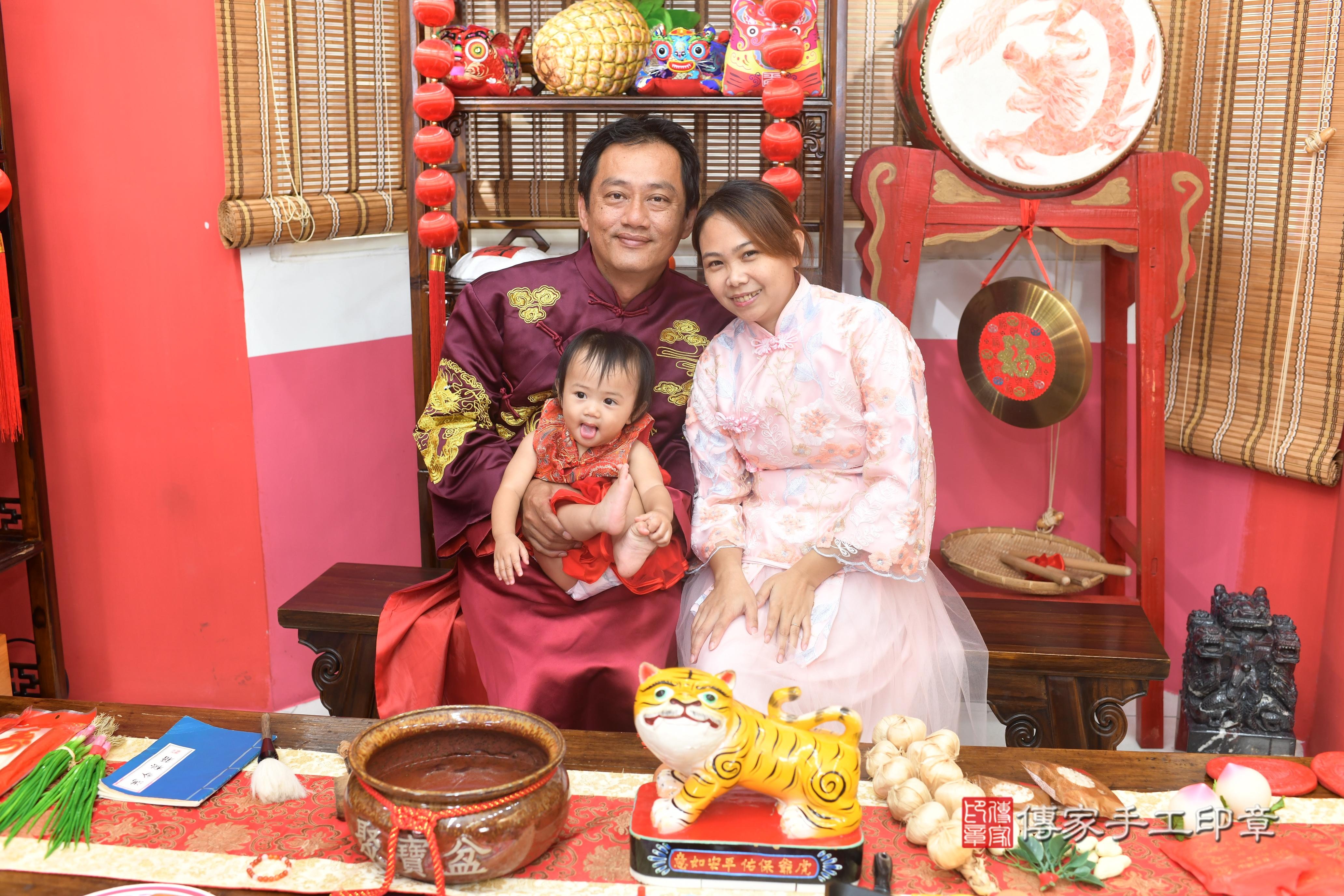 傳家手工印章高雄店、抓周、度脺、中國風會場、傳家嬰兒古禮、吉祥話、抓周道具物品24種、拍照。抓周證書。寶寶抓周、滿周歲、生日快樂、祝福 傳家手工印章高雄店、抓周、度脺、中國風會場、傳家嬰兒古禮、吉祥話、抓周道具物品24種、拍照。抓周證書。寶寶抓周、滿周歲、生日快樂、祝福