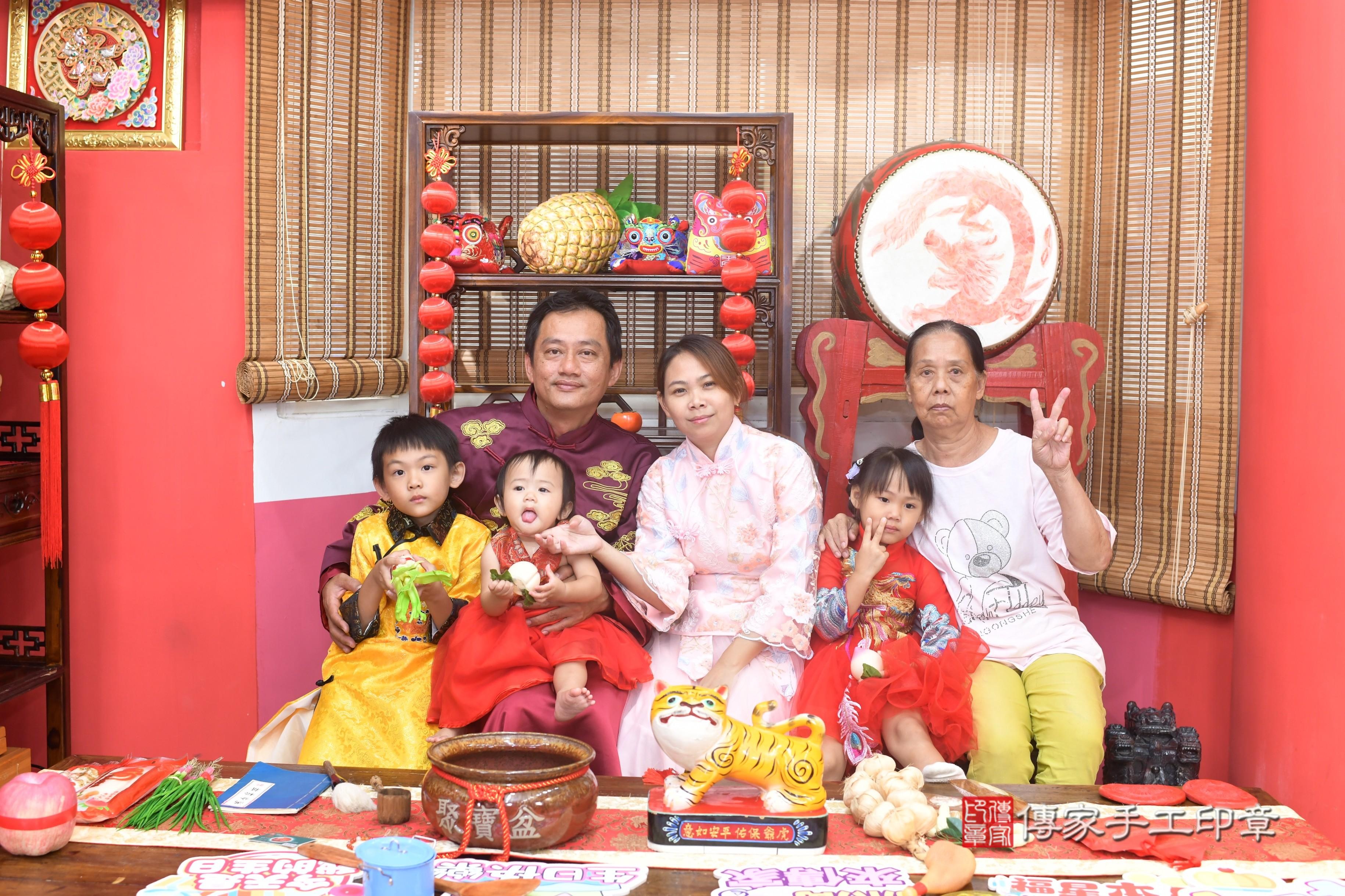 傳家手工印章高雄店、抓周、度脺、中國風會場、傳家嬰兒古禮、吉祥話、抓周道具物品24種、拍照。抓周證書。寶寶抓周、滿周歲、生日快樂、祝福 傳家手工印章高雄店、抓周、度脺、中國風會場、傳家嬰兒古禮、吉祥話、抓周道具物品24種、拍照。抓周證書。寶寶抓周、滿周歲、生日快樂、祝福