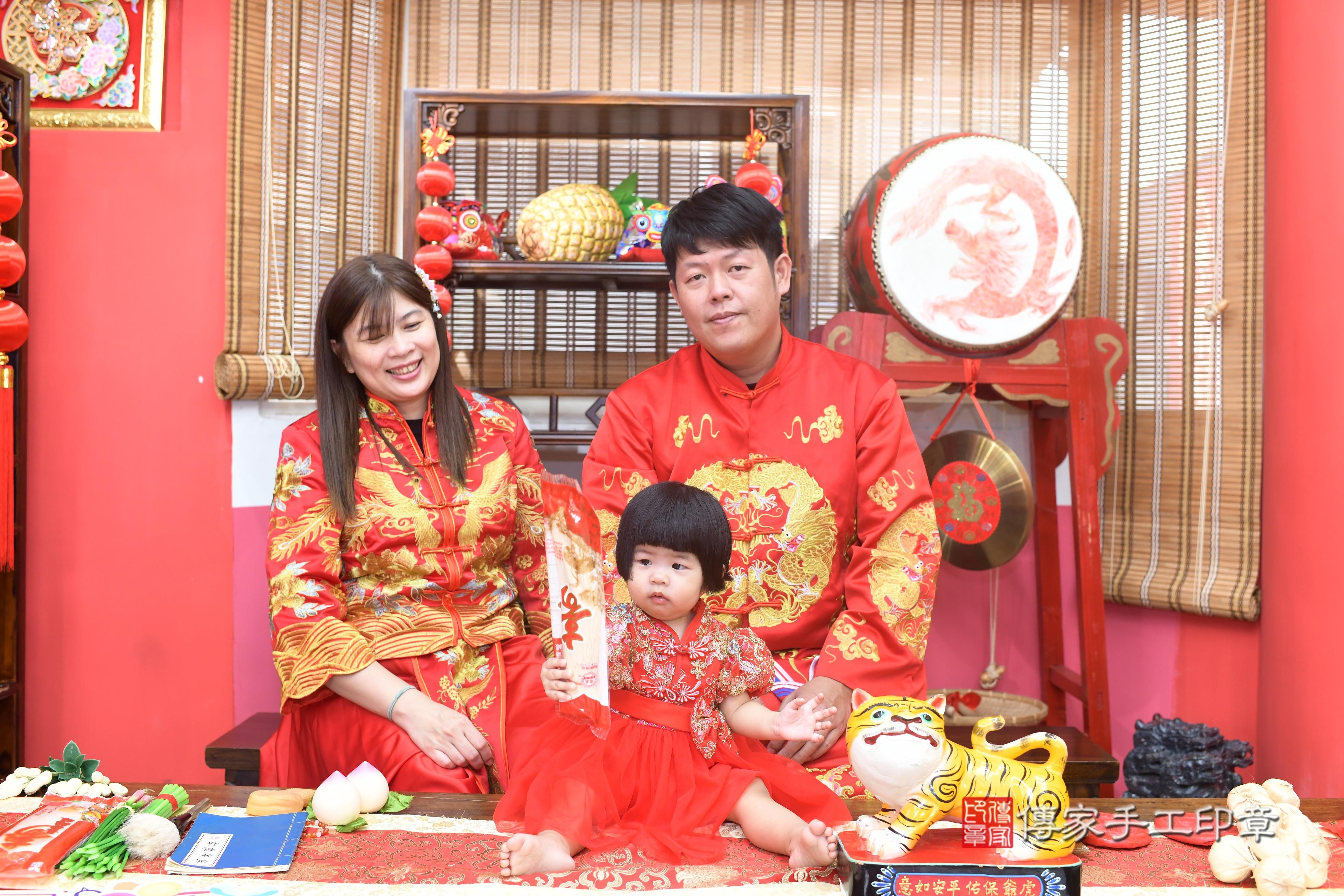 傳家手工印章高雄店、抓周、度脺、中國風會場、傳家嬰兒古禮、吉祥話、抓周道具物品24種、拍照。抓周證書。寶寶抓周、滿周歲、生日快樂、祝福 傳家手工印章高雄店、抓周、度脺、中國風會場、傳家嬰兒古禮、吉祥話、抓周道具物品24種、拍照。抓周證書。寶寶抓周、滿周歲、生日快樂、祝福