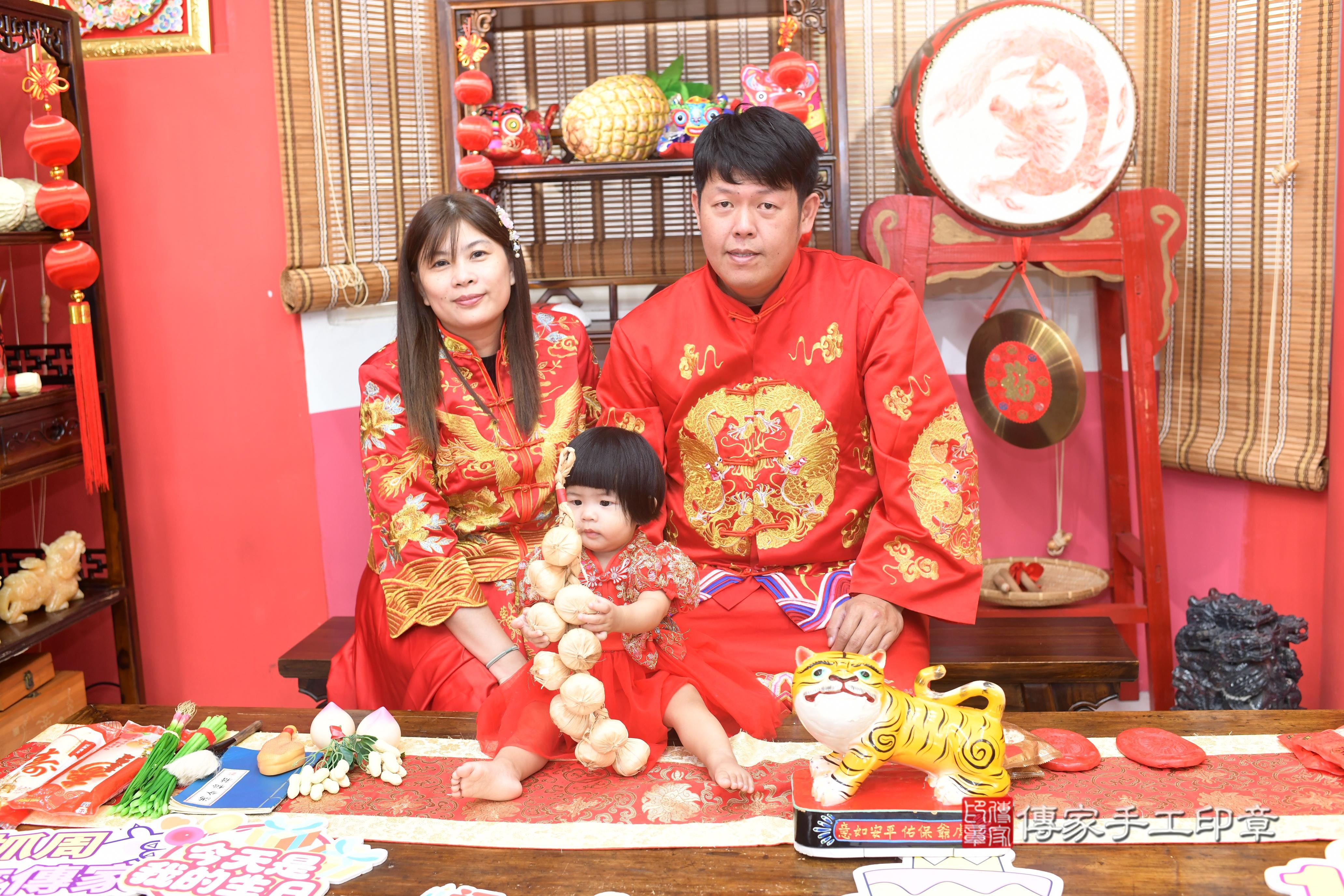 傳家手工印章高雄店、抓周、度脺、中國風會場、傳家嬰兒古禮、吉祥話、抓周道具物品24種、拍照。抓周證書。寶寶抓周、滿周歲、生日快樂、祝福 傳家手工印章高雄店、抓周、度脺、中國風會場、傳家嬰兒古禮、吉祥話、抓周道具物品24種、拍照。抓周證書。寶寶抓周、滿周歲、生日快樂、祝福
