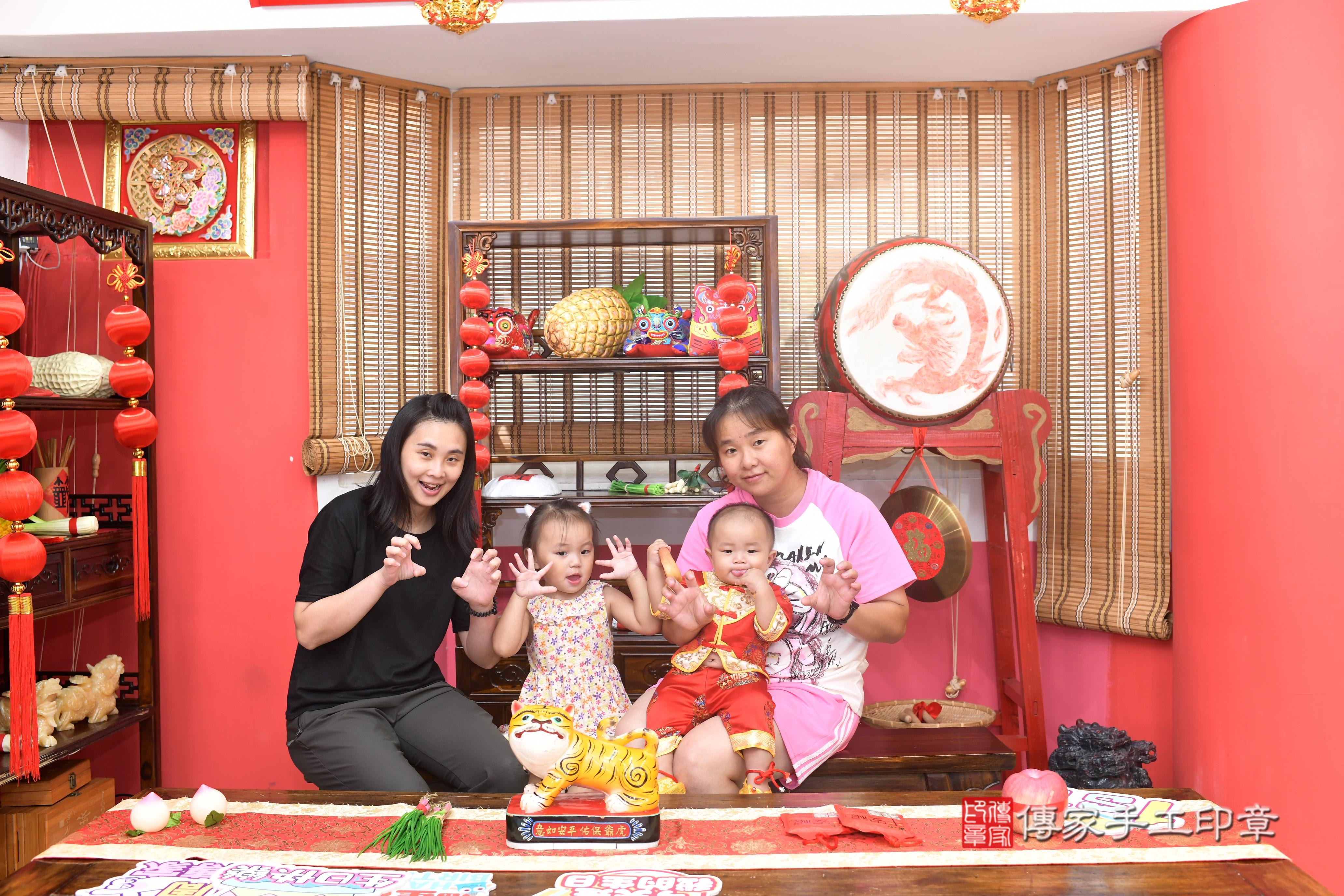 傳家手工印章高雄店、抓周、度脺、中國風會場、傳家嬰兒古禮、吉祥話、抓周道具物品24種、拍照。抓周證書。寶寶抓周、滿周歲、生日快樂、祝福 傳家手工印章高雄店、抓周、度脺、中國風會場、傳家嬰兒古禮、吉祥話、抓周道具物品24種、拍照。抓周證書。寶寶抓周、滿周歲、生日快樂、祝福