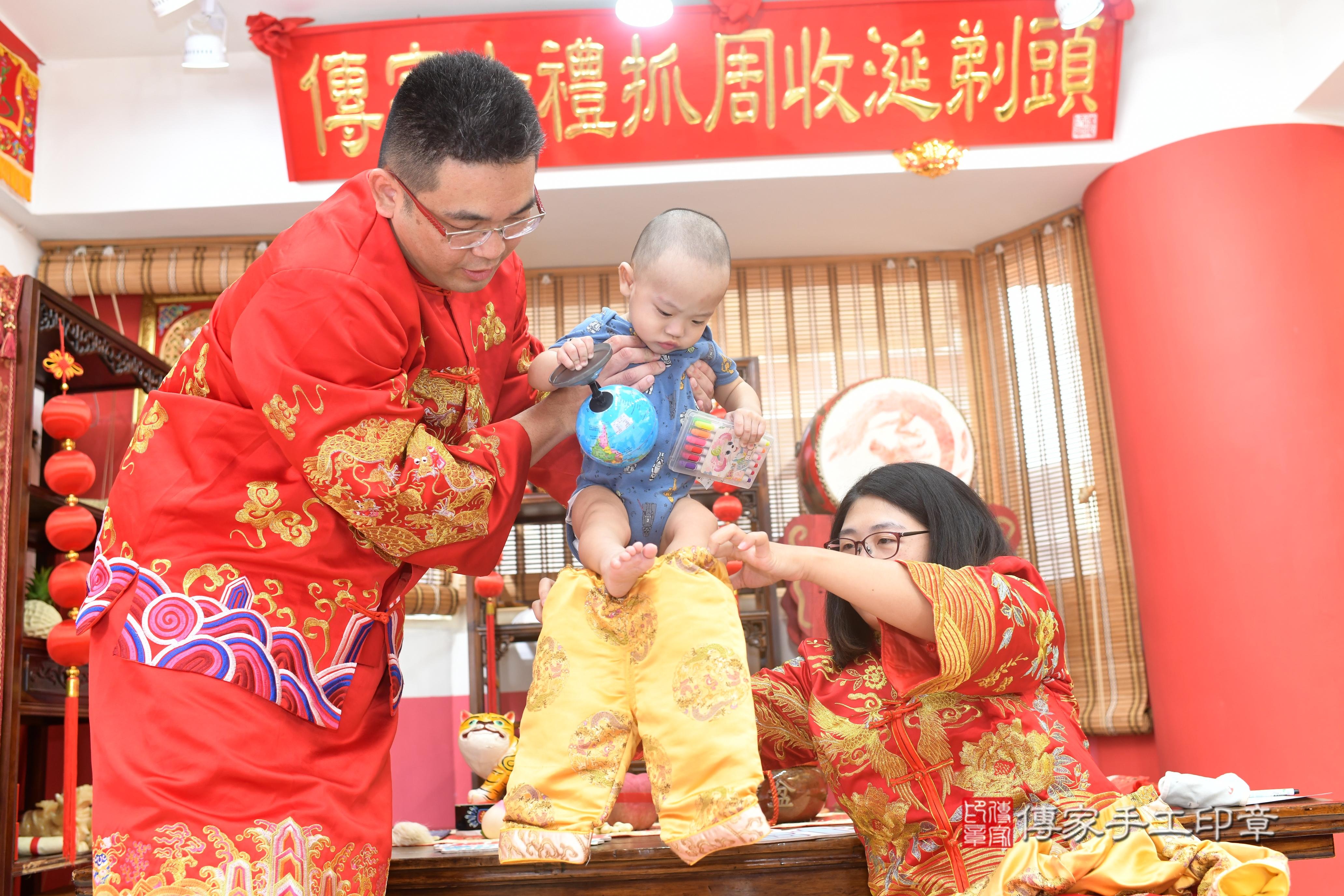 傳家手工印章高雄店、抓周、度脺、中國風會場、傳家嬰兒古禮、吉祥話、抓周道具物品24種、拍照。抓周證書。寶寶抓周、滿周歲、生日快樂、祝福 傳家手工印章高雄店、抓周、度脺、中國風會場、傳家嬰兒古禮、吉祥話、抓周道具物品24種、拍照。抓周證書。寶寶抓周、滿周歲、生日快樂、祝福