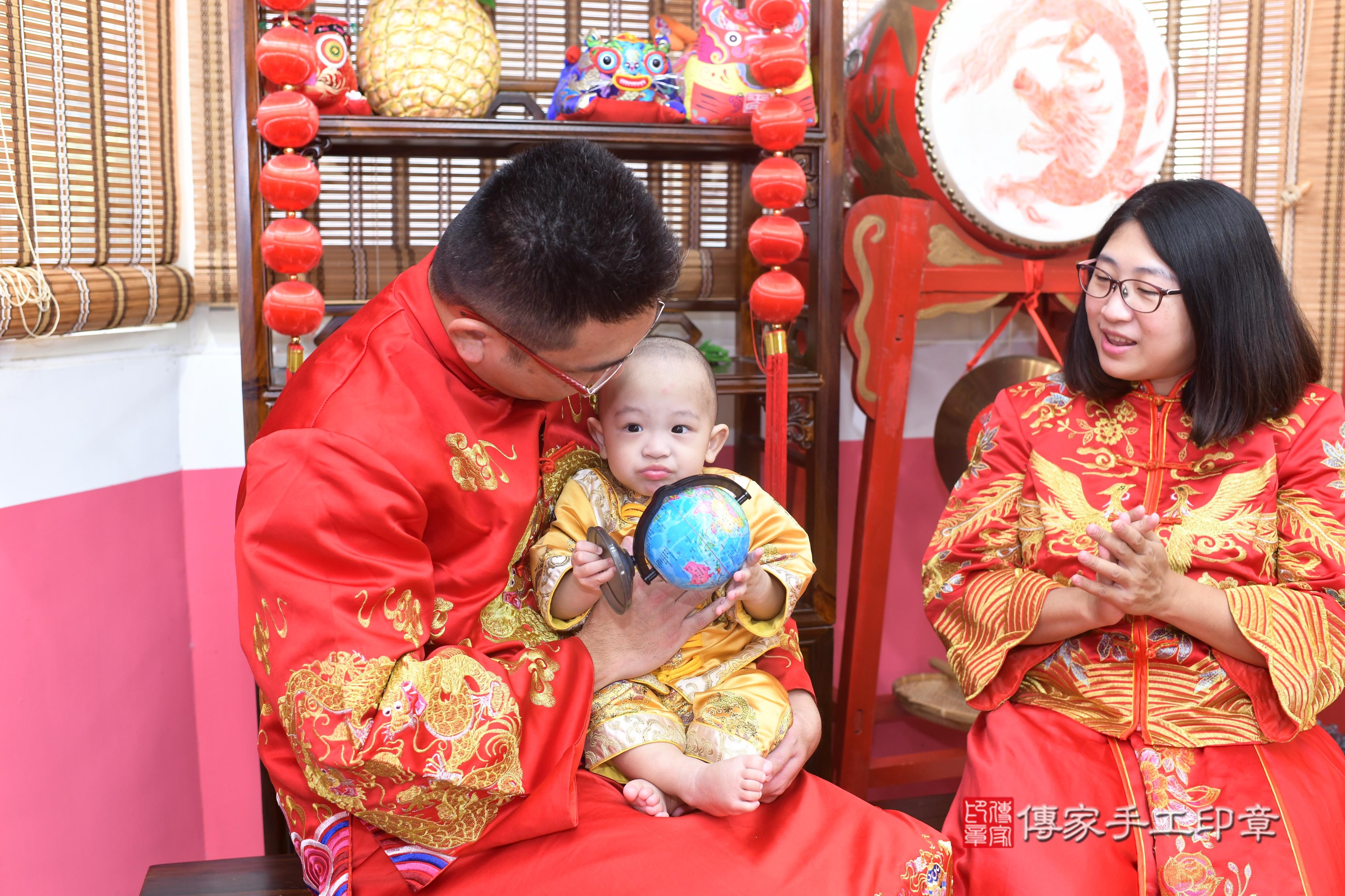 傳家手工印章高雄店、抓周、度脺、中國風會場、傳家嬰兒古禮、吉祥話、抓周道具物品24種、拍照。抓周證書。寶寶抓周、滿周歲、生日快樂、祝福 傳家手工印章高雄店、抓周、度脺、中國風會場、傳家嬰兒古禮、吉祥話、抓周道具物品24種、拍照。抓周證書。寶寶抓周、滿周歲、生日快樂、祝福