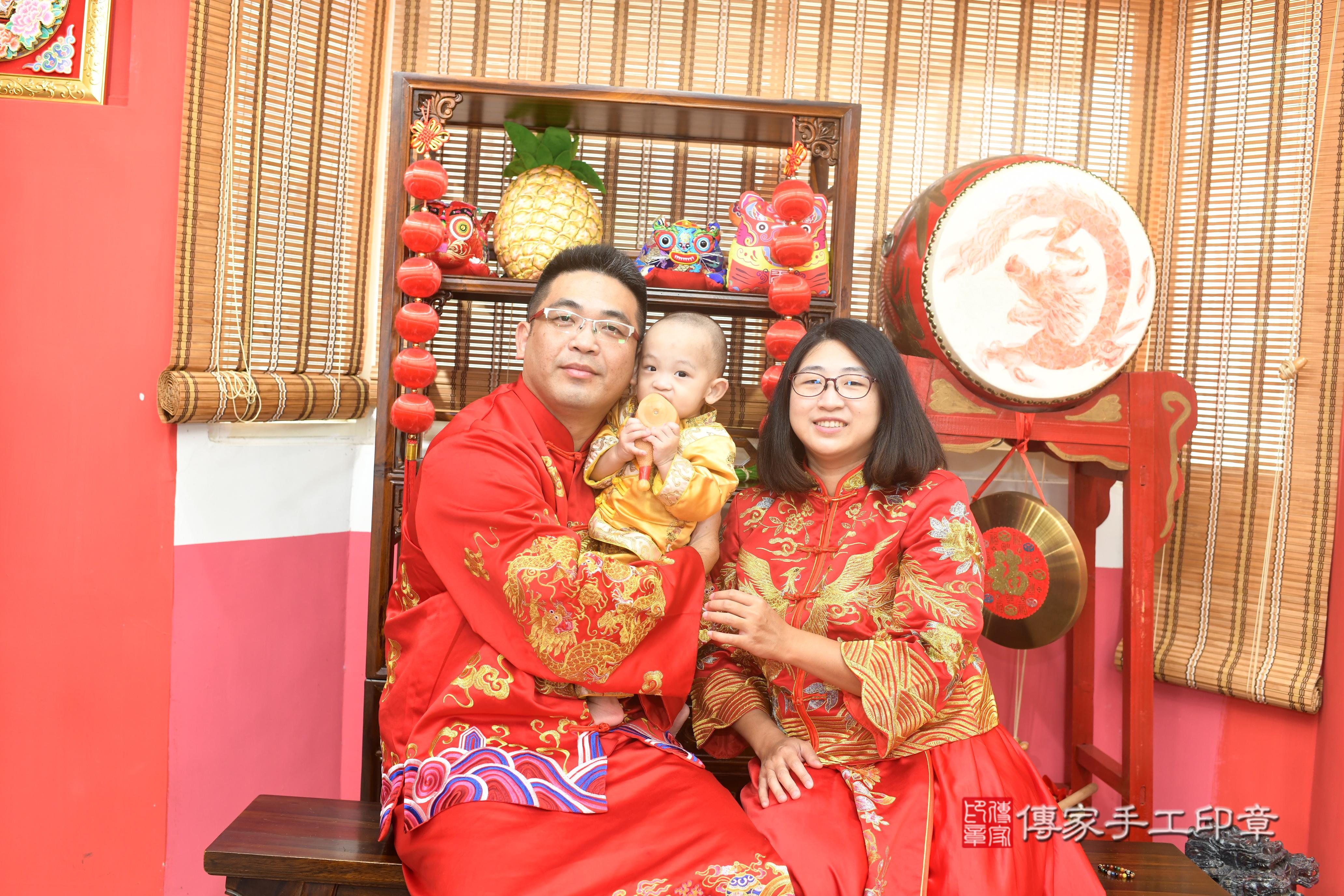 傳家手工印章高雄店、抓周、度脺、中國風會場、傳家嬰兒古禮、吉祥話、抓周道具物品24種、拍照。抓周證書。寶寶抓周、滿周歲、生日快樂、祝福 傳家手工印章高雄店、抓周、度脺、中國風會場、傳家嬰兒古禮、吉祥話、抓周道具物品24種、拍照。抓周證書。寶寶抓周、滿周歲、生日快樂、祝福