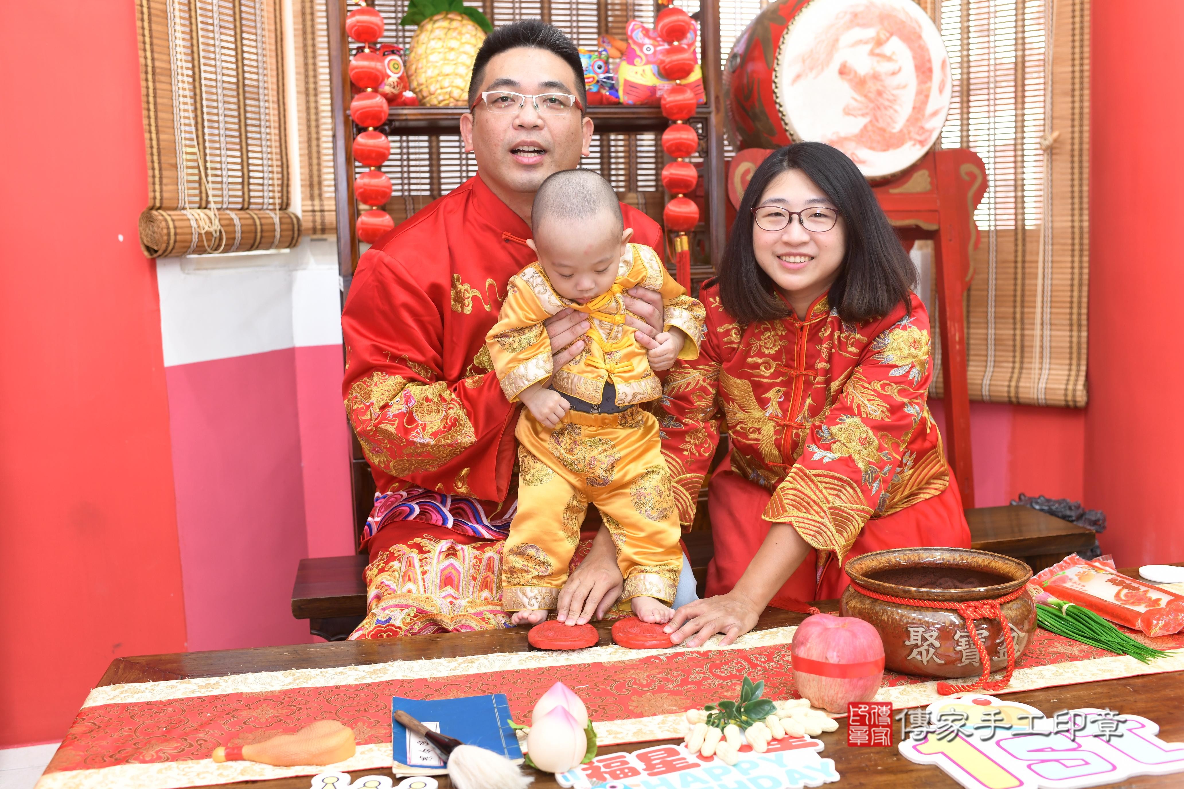 傳家手工印章高雄店、抓周、度脺、中國風會場、傳家嬰兒古禮、吉祥話、抓周道具物品24種、拍照。抓周證書。寶寶抓周、滿周歲、生日快樂、祝福 傳家手工印章高雄店、抓周、度脺、中國風會場、傳家嬰兒古禮、吉祥話、抓周道具物品24種、拍照。抓周證書。寶寶抓周、滿周歲、生日快樂、祝福