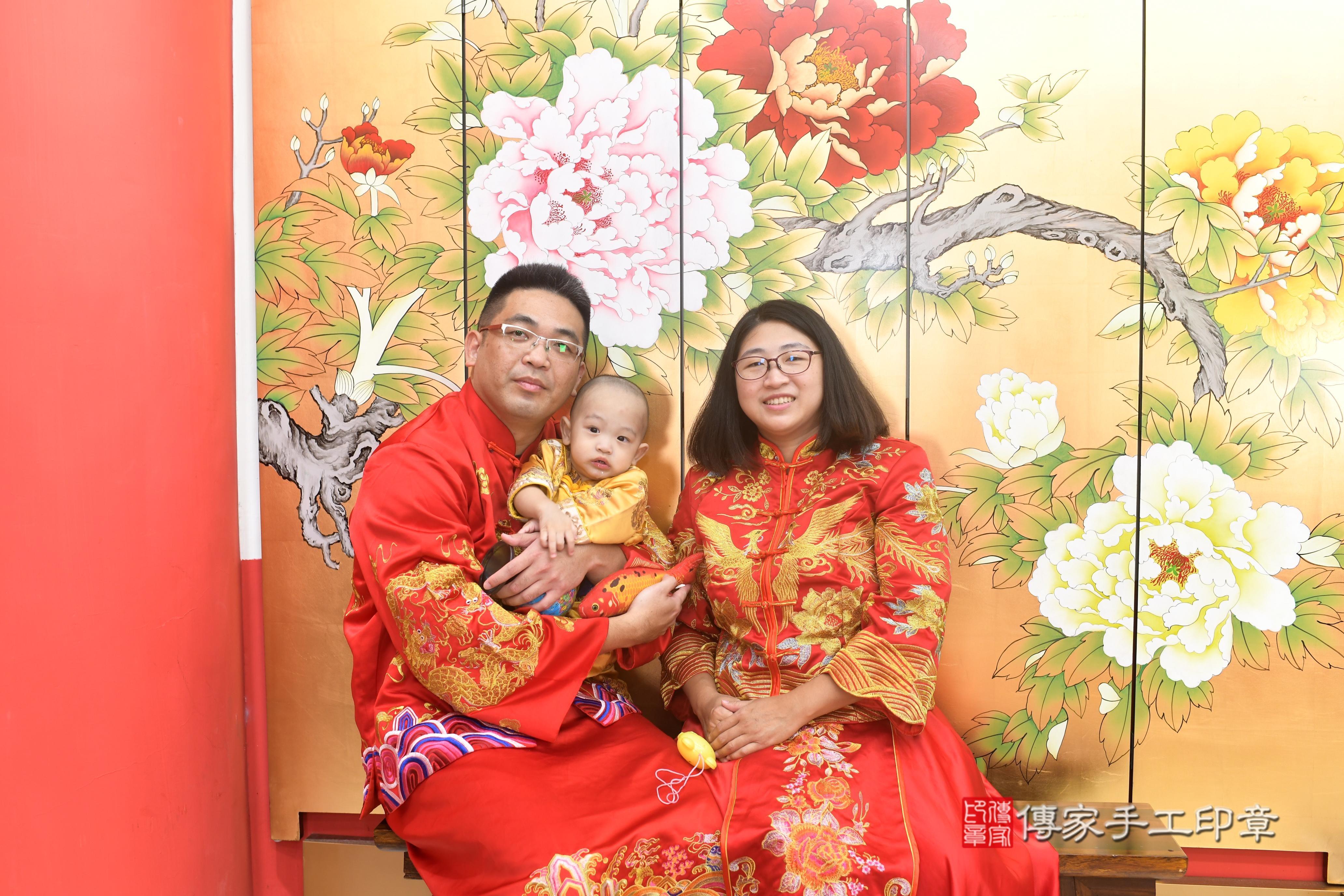 傳家手工印章高雄店、抓周、度脺、中國風會場、傳家嬰兒古禮、吉祥話、抓周道具物品24種、拍照。抓周證書。寶寶抓周、滿周歲、生日快樂、祝福 傳家手工印章高雄店、抓周、度脺、中國風會場、傳家嬰兒古禮、吉祥話、抓周道具物品24種、拍照。抓周證書。寶寶抓周、滿周歲、生日快樂、祝福