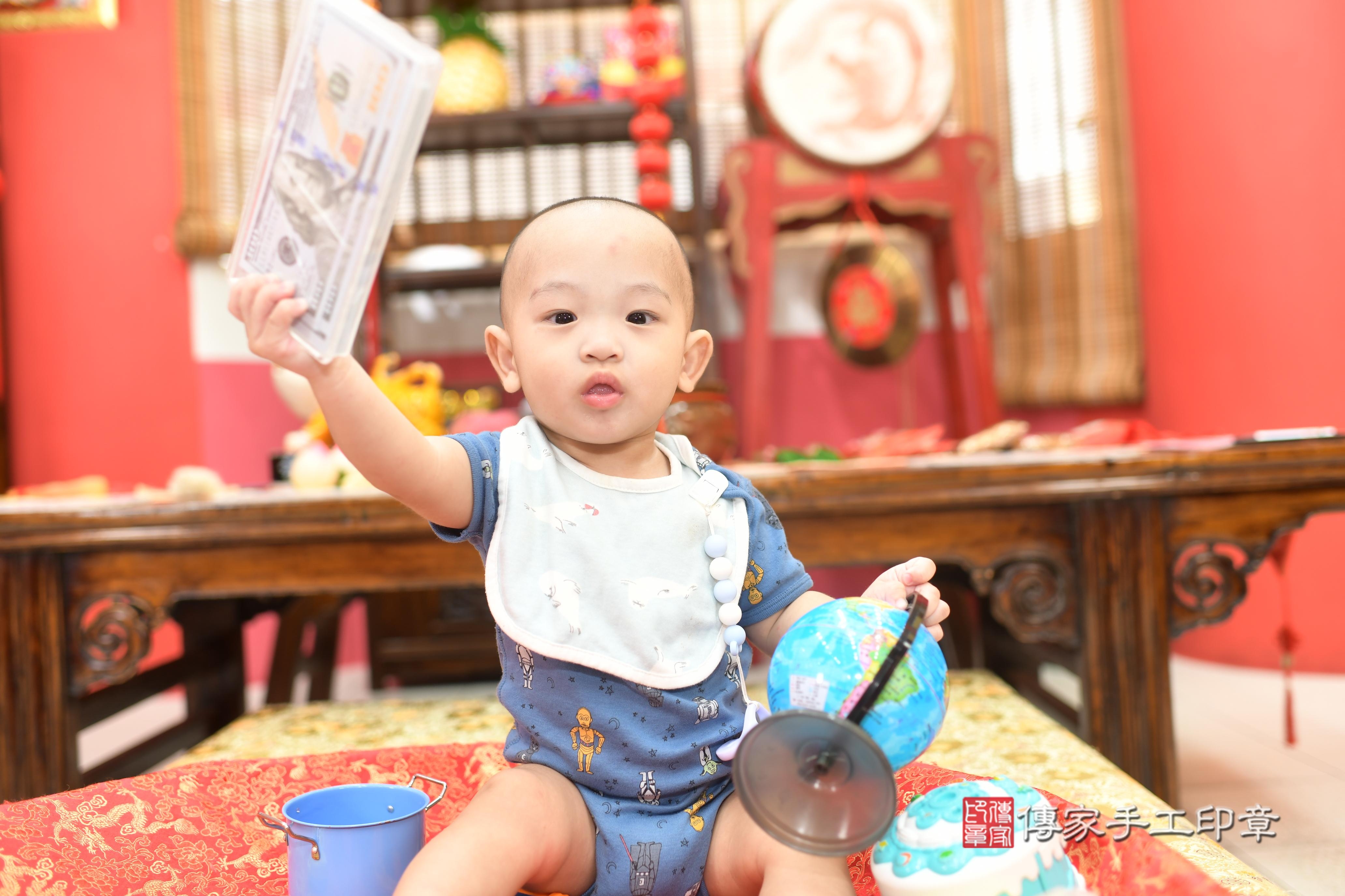 傳家手工印章高雄店、抓周、度脺、中國風會場、傳家嬰兒古禮、吉祥話、抓周道具物品24種、拍照。抓周證書。寶寶抓周、滿周歲、生日快樂、祝福 傳家手工印章高雄店、抓周、度脺、中國風會場、傳家嬰兒古禮、吉祥話、抓周道具物品24種、拍照。抓周證書。寶寶抓周、滿周歲、生日快樂、祝福