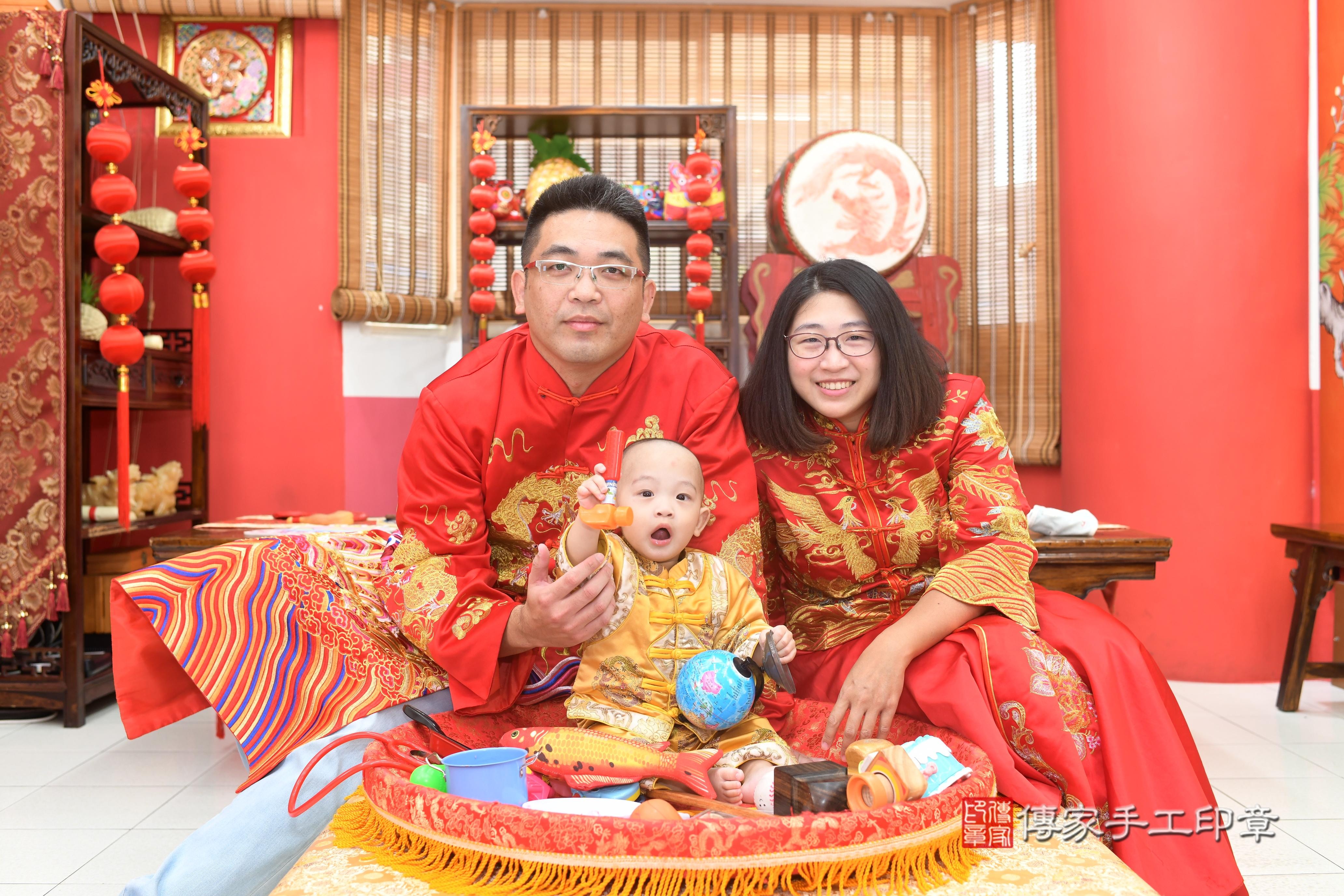 傳家手工印章高雄店、抓周、度脺、中國風會場、傳家嬰兒古禮、吉祥話、抓周道具物品24種、拍照。抓周證書。寶寶抓周、滿周歲、生日快樂、祝福 傳家手工印章高雄店、抓周、度脺、中國風會場、傳家嬰兒古禮、吉祥話、抓周道具物品24種、拍照。抓周證書。寶寶抓周、滿周歲、生日快樂、祝福