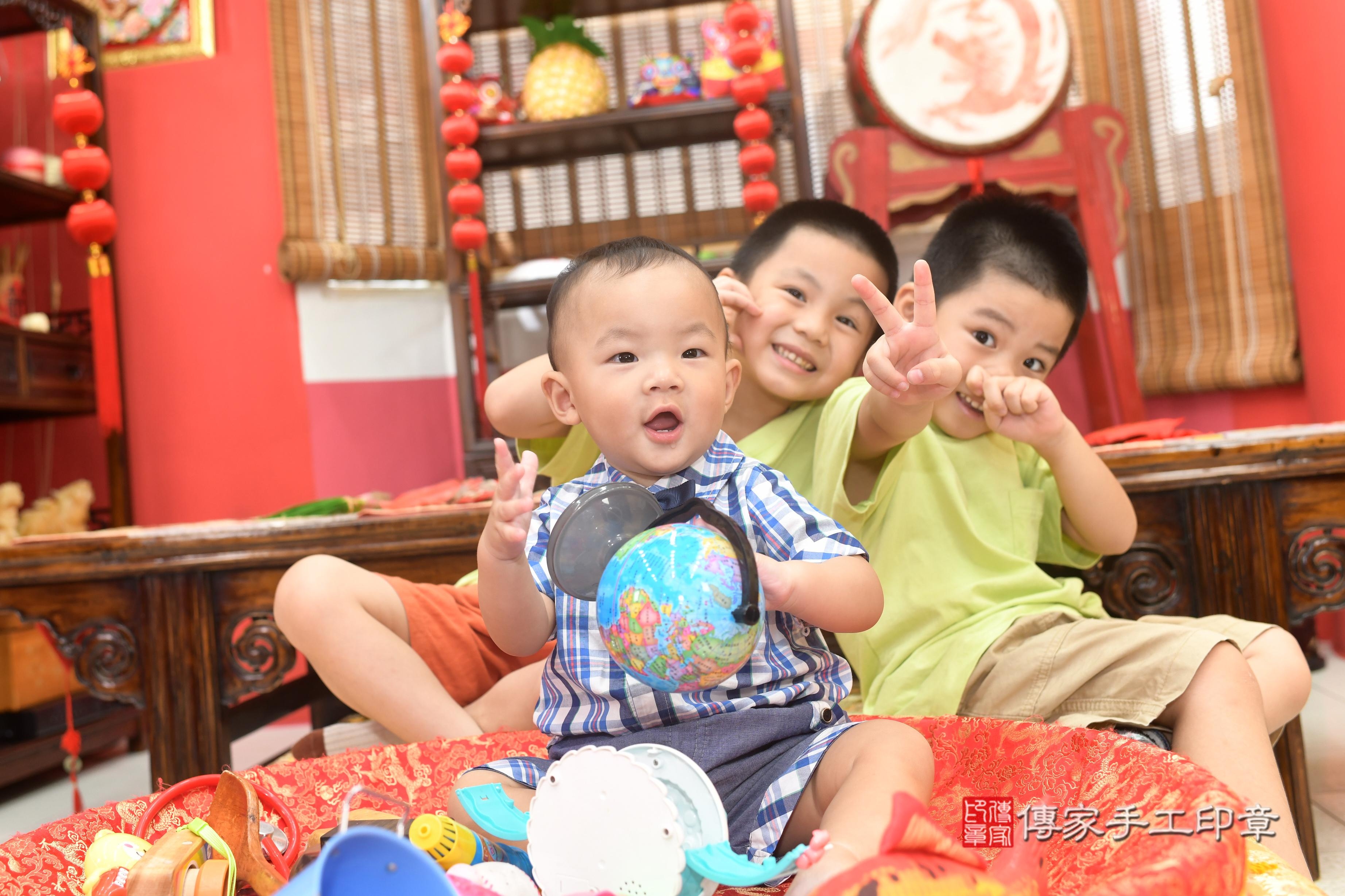 傳家手工印章高雄店、抓周、度脺、中國風會場、傳家嬰兒古禮、吉祥話、抓周道具物品24種、拍照。抓周證書。寶寶抓周、滿周歲、生日快樂、祝福 傳家手工印章高雄店、抓周、度脺、中國風會場、傳家嬰兒古禮、吉祥話、抓周道具物品24種、拍照。抓周證書。寶寶抓周、滿周歲、生日快樂、祝福