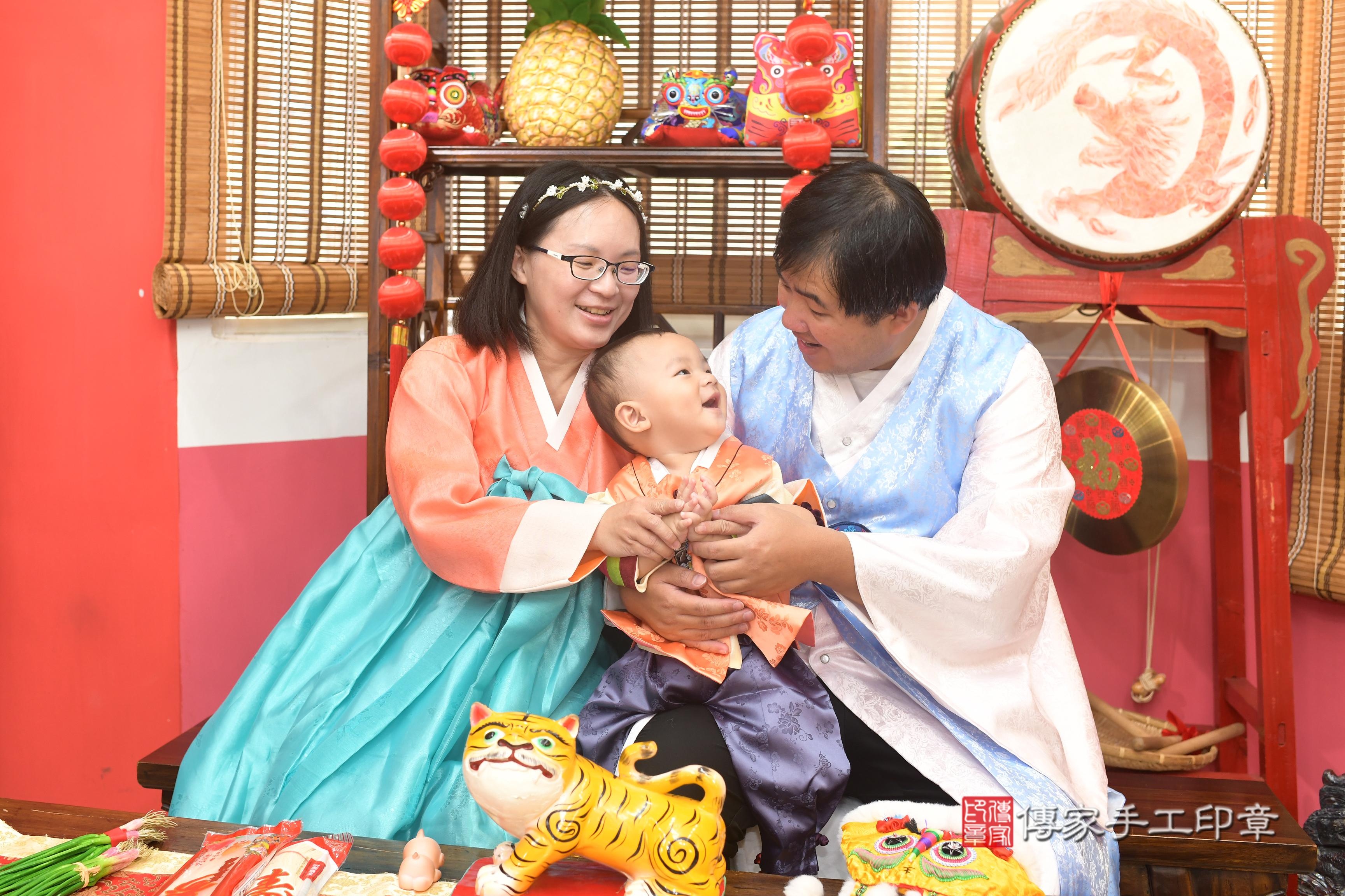 傳家手工印章高雄店、抓周、度脺、中國風會場、傳家嬰兒古禮、吉祥話、抓周道具物品24種、拍照。抓周證書。寶寶抓周、滿周歲、生日快樂、祝福 傳家手工印章高雄店、抓周、度脺、中國風會場、傳家嬰兒古禮、吉祥話、抓周道具物品24種、拍照。抓周證書。寶寶抓周、滿周歲、生日快樂、祝福