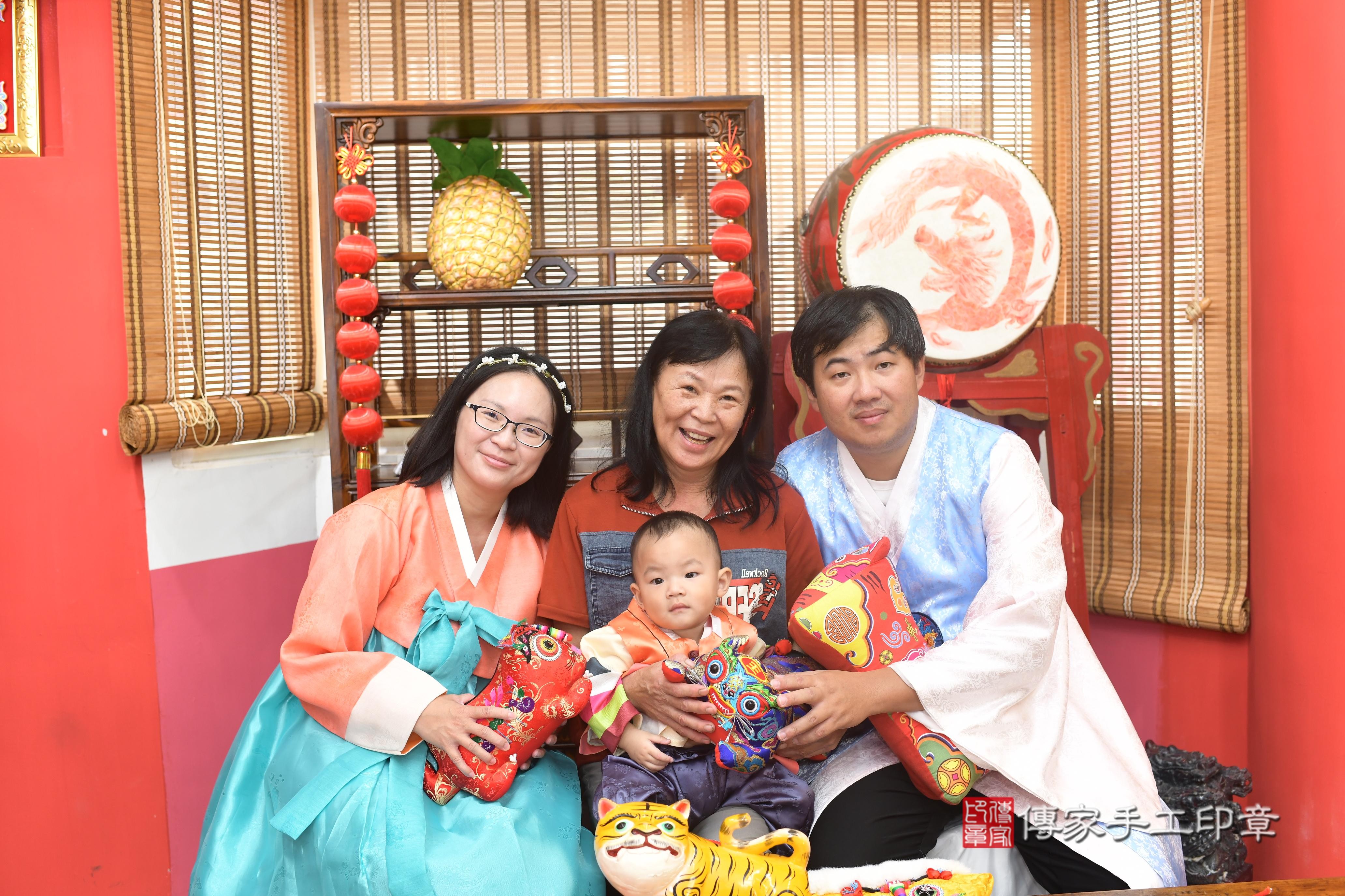 傳家手工印章高雄店、抓周、度脺、中國風會場、傳家嬰兒古禮、吉祥話、抓周道具物品24種、拍照。抓周證書。寶寶抓周、滿周歲、生日快樂、祝福 傳家手工印章高雄店、抓周、度脺、中國風會場、傳家嬰兒古禮、吉祥話、抓周道具物品24種、拍照。抓周證書。寶寶抓周、滿周歲、生日快樂、祝福
