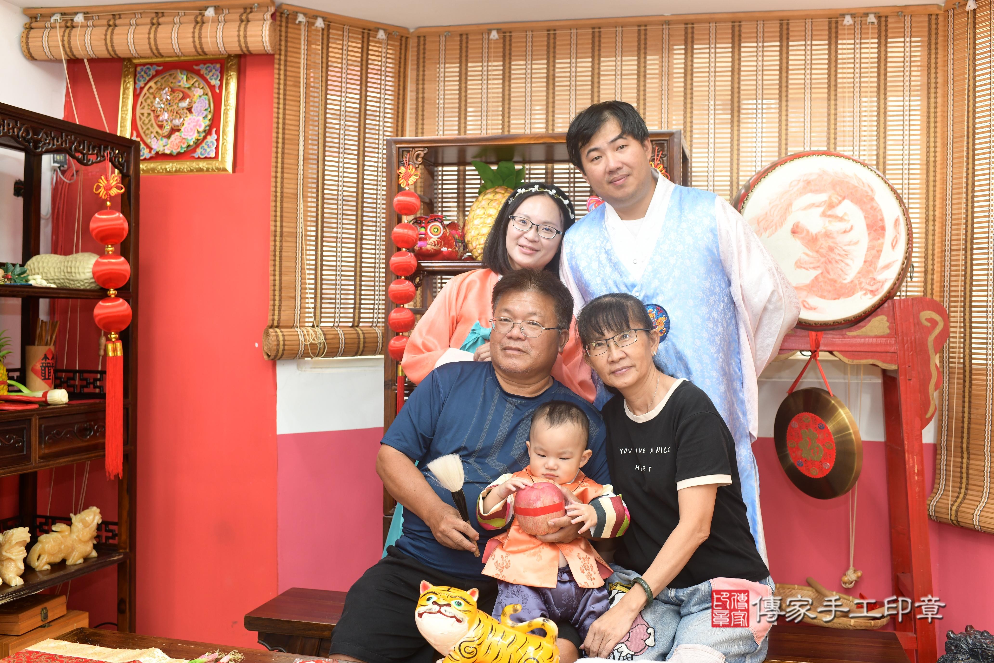 傳家手工印章高雄店、抓周、度脺、中國風會場、傳家嬰兒古禮、吉祥話、抓周道具物品24種、拍照。抓周證書。寶寶抓周、滿周歲、生日快樂、祝福 傳家手工印章高雄店、抓周、度脺、中國風會場、傳家嬰兒古禮、吉祥話、抓周道具物品24種、拍照。抓周證書。寶寶抓周、滿周歲、生日快樂、祝福