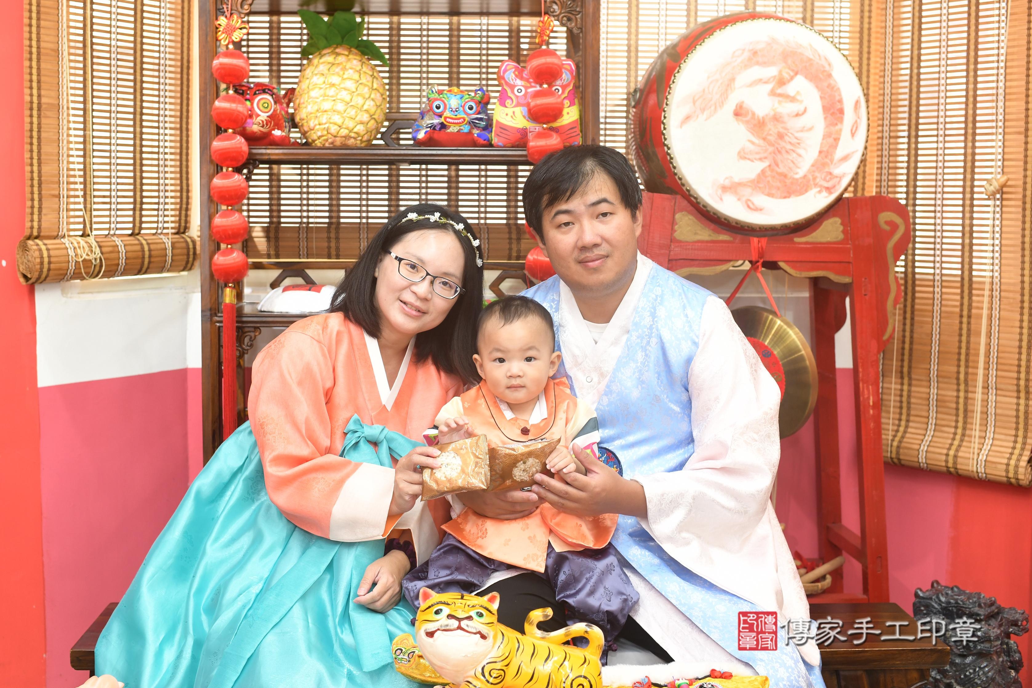 傳家手工印章高雄店、抓周、度脺、中國風會場、傳家嬰兒古禮、吉祥話、抓周道具物品24種、拍照。抓周證書。寶寶抓周、滿周歲、生日快樂、祝福 傳家手工印章高雄店、抓周、度脺、中國風會場、傳家嬰兒古禮、吉祥話、抓周道具物品24種、拍照。抓周證書。寶寶抓周、滿周歲、生日快樂、祝福