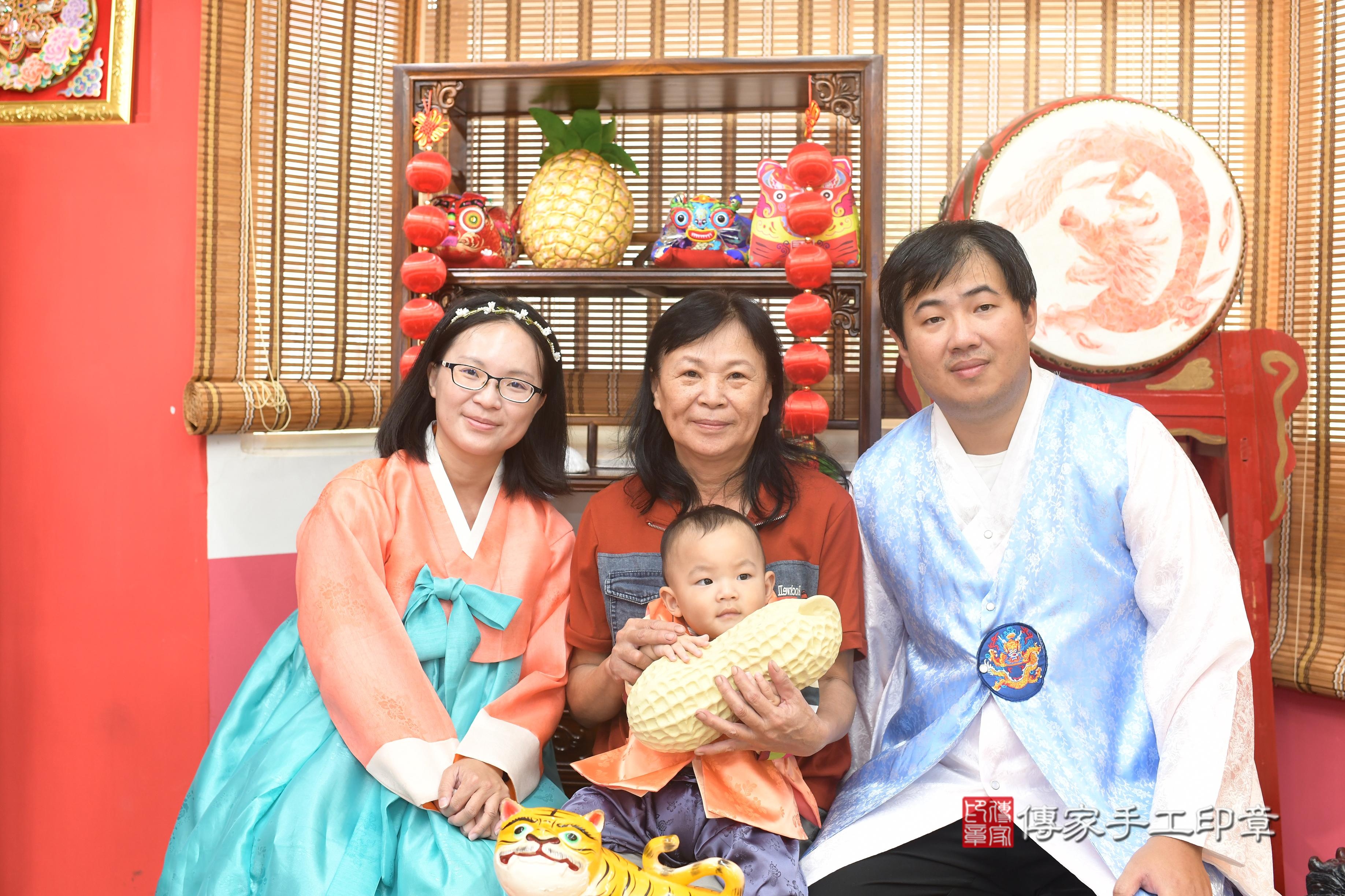 傳家手工印章高雄店、抓周、度脺、中國風會場、傳家嬰兒古禮、吉祥話、抓周道具物品24種、拍照。抓周證書。寶寶抓周、滿周歲、生日快樂、祝福 傳家手工印章高雄店、抓周、度脺、中國風會場、傳家嬰兒古禮、吉祥話、抓周道具物品24種、拍照。抓周證書。寶寶抓周、滿周歲、生日快樂、祝福