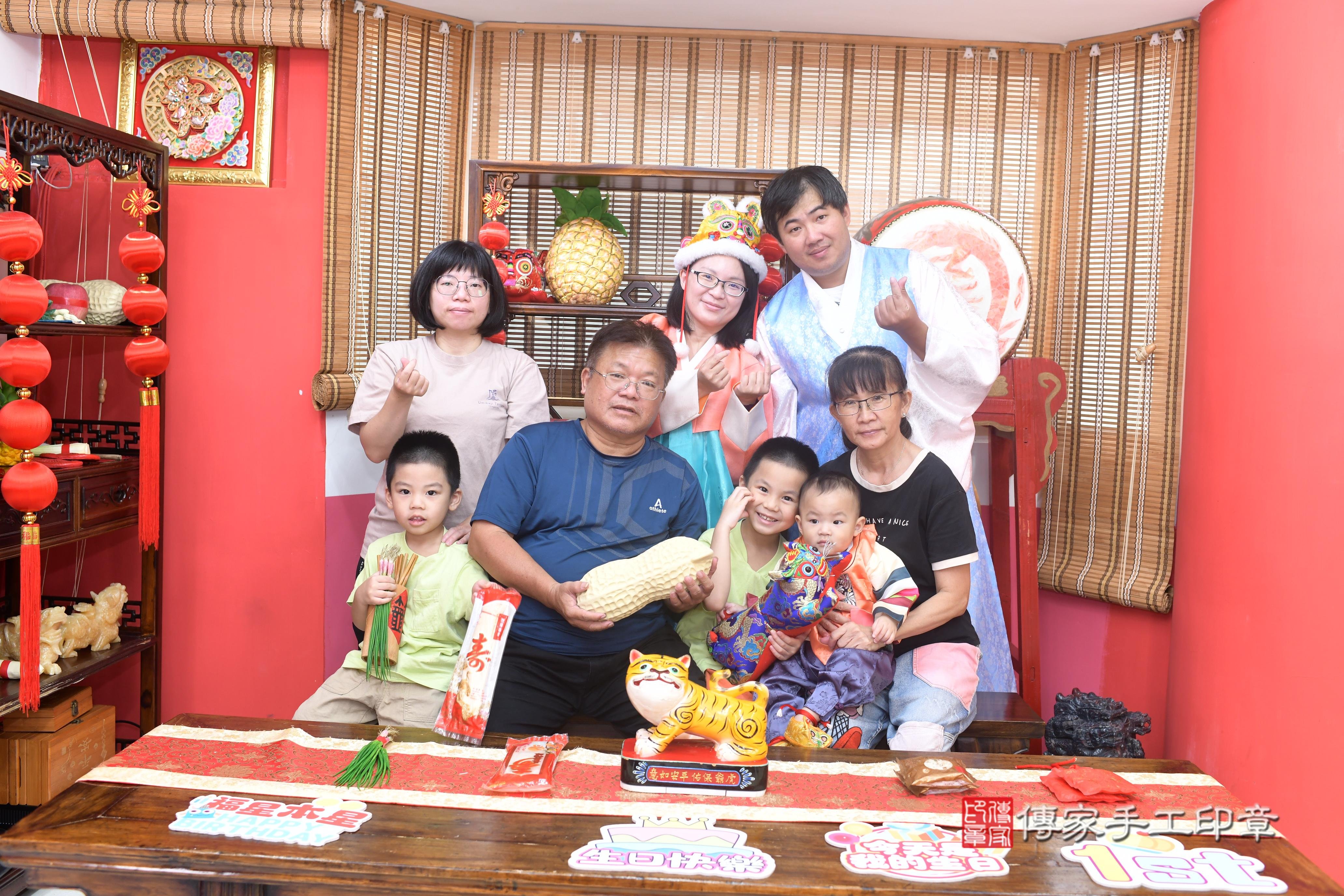 傳家手工印章高雄店、抓周、度脺、中國風會場、傳家嬰兒古禮、吉祥話、抓周道具物品24種、拍照。抓周證書。寶寶抓周、滿周歲、生日快樂、祝福 傳家手工印章高雄店、抓周、度脺、中國風會場、傳家嬰兒古禮、吉祥話、抓周道具物品24種、拍照。抓周證書。寶寶抓周、滿周歲、生日快樂、祝福