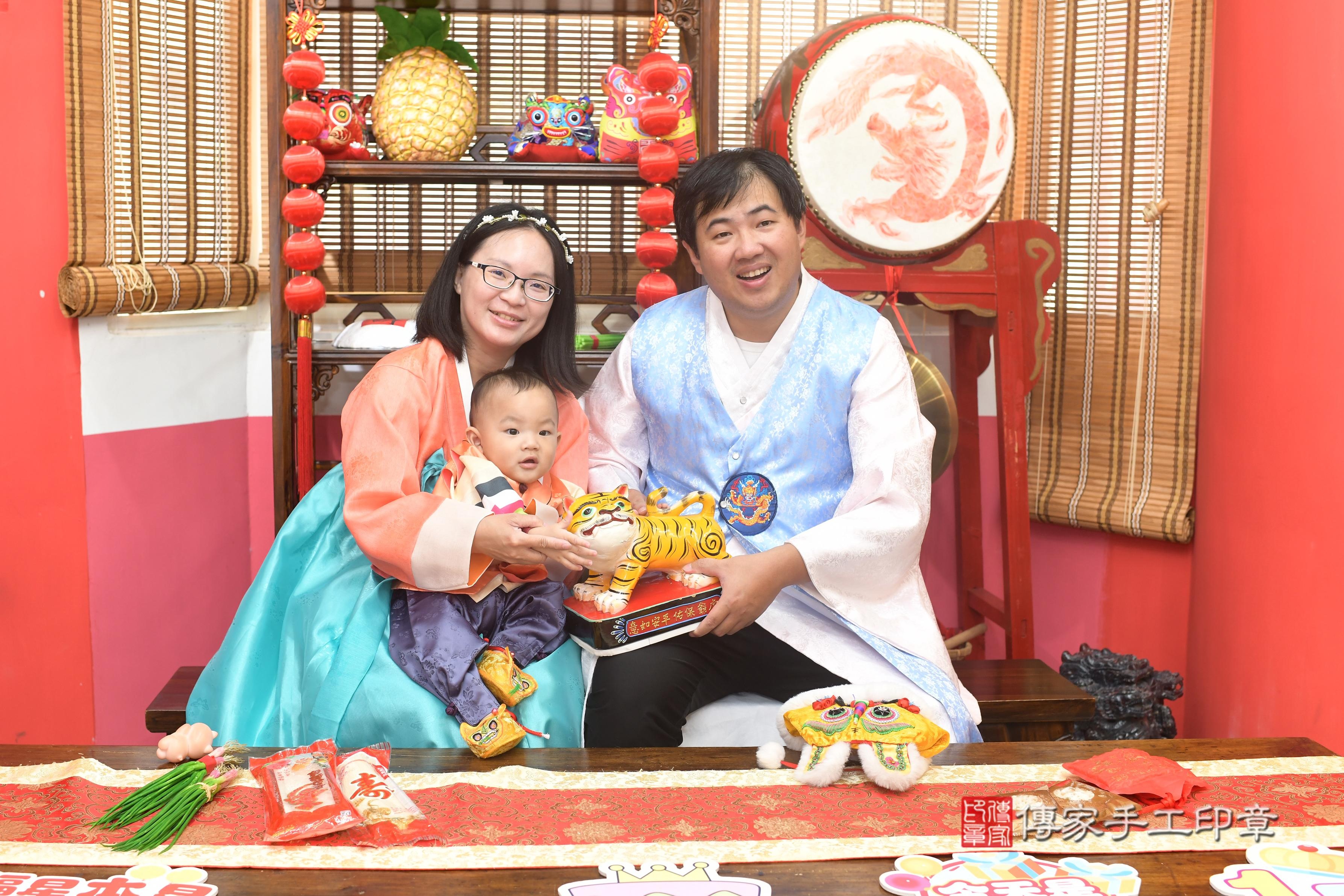 傳家手工印章高雄店、抓周、度脺、中國風會場、傳家嬰兒古禮、吉祥話、抓周道具物品24種、拍照。抓周證書。寶寶抓周、滿周歲、生日快樂、祝福 傳家手工印章高雄店、抓周、度脺、中國風會場、傳家嬰兒古禮、吉祥話、抓周道具物品24種、拍照。抓周證書。寶寶抓周、滿周歲、生日快樂、祝福