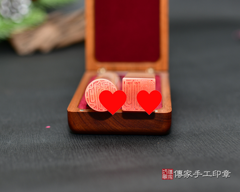 粉橘亮麗的粉紅彩虹玉開運印章 傳家印章新竹店2025.10.27 粉橘亮麗的粉紅彩虹玉開運印章 傳家印章新竹店2025.10.27