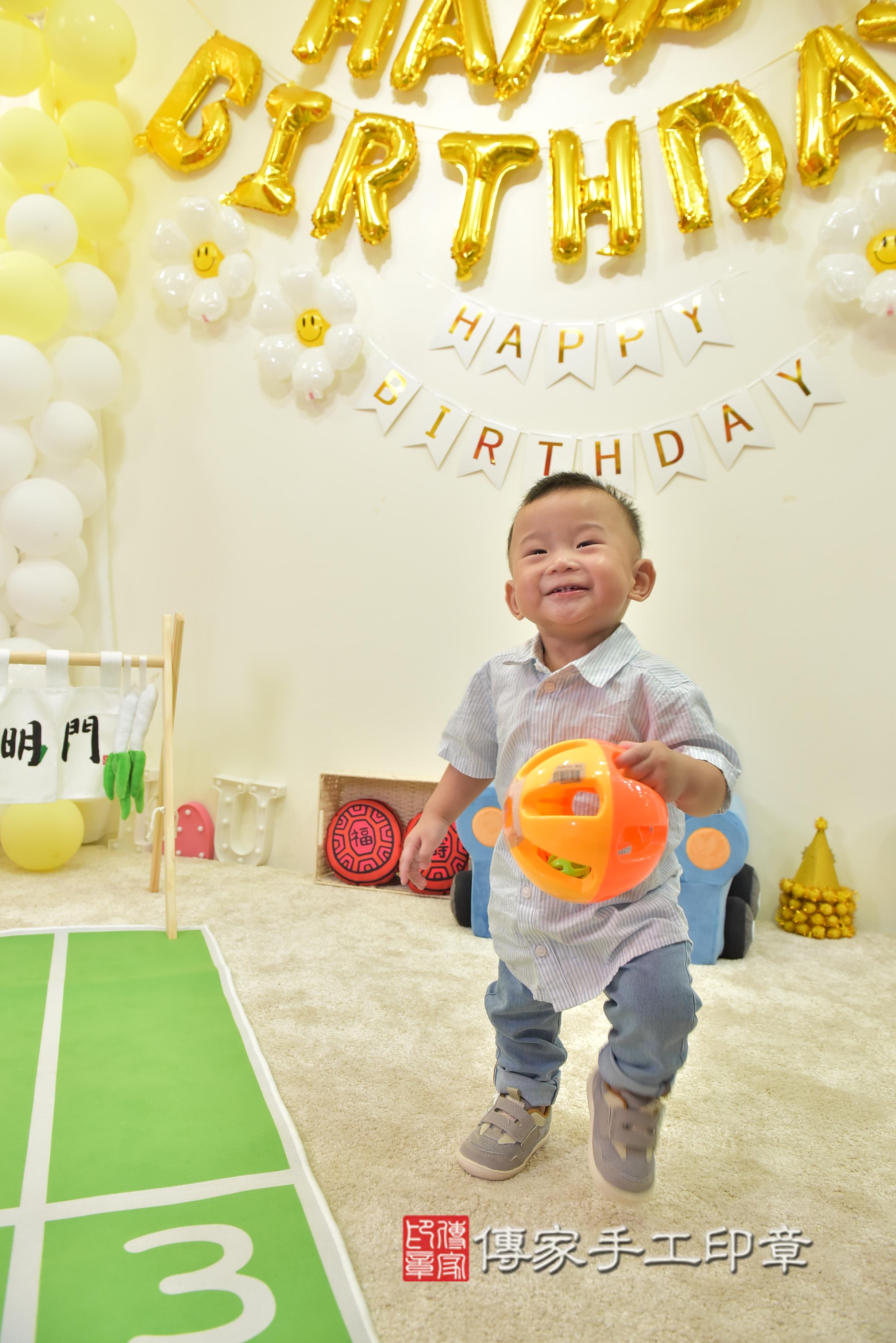 傳家手工印章台南店、抓周、度脺、美式風會場、傳家嬰兒古禮、吉祥話、抓周道具物品24種、拍照。抓周證書。寶寶抓周、滿周歲、生日快樂、祝福