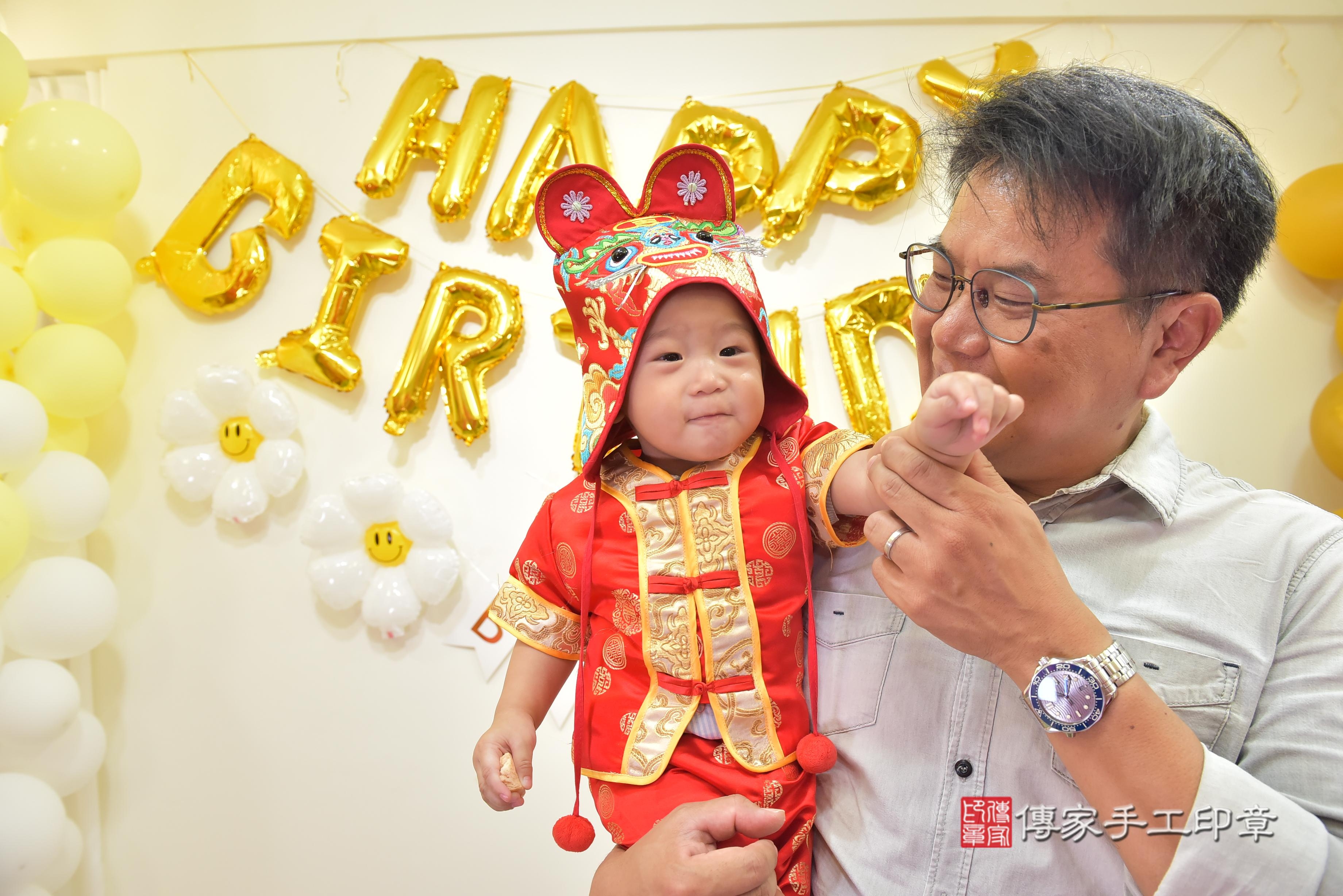 傳家手工印章台南店、抓周、度脺、美式風會場、傳家嬰兒古禮、吉祥話、抓周道具物品24種、拍照。抓周證書。寶寶抓周、滿周歲、生日快樂、祝福