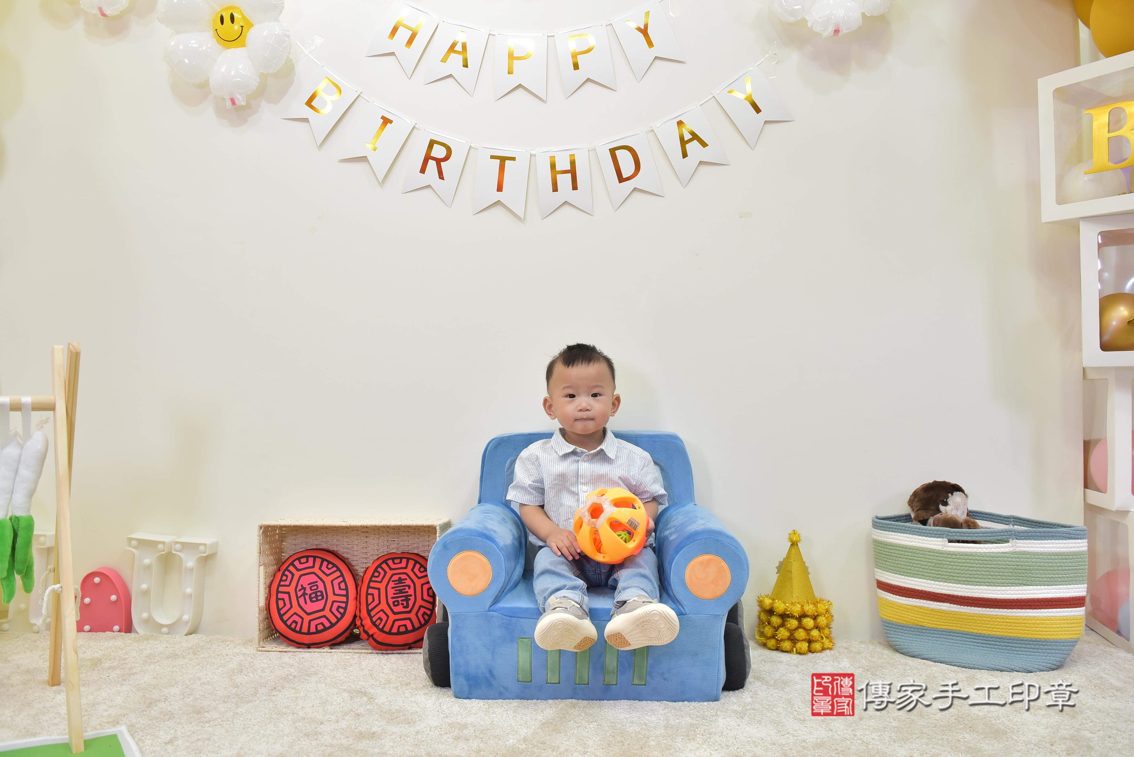 傳家手工印章台南店、抓周、度脺、美式風會場、傳家嬰兒古禮、吉祥話、抓周道具物品24種、拍照。抓周證書。寶寶抓周、滿周歲、生日快樂、祝福