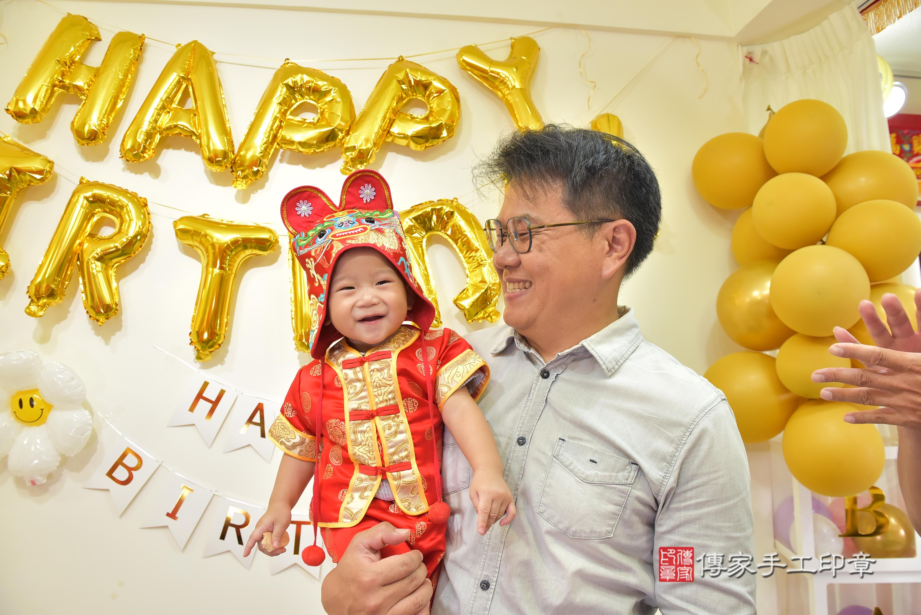 傳家手工印章台南店、抓周、度脺、美式風會場、傳家嬰兒古禮、吉祥話、抓周道具物品24種、拍照。抓周證書。寶寶抓周、滿周歲、生日快樂、祝福