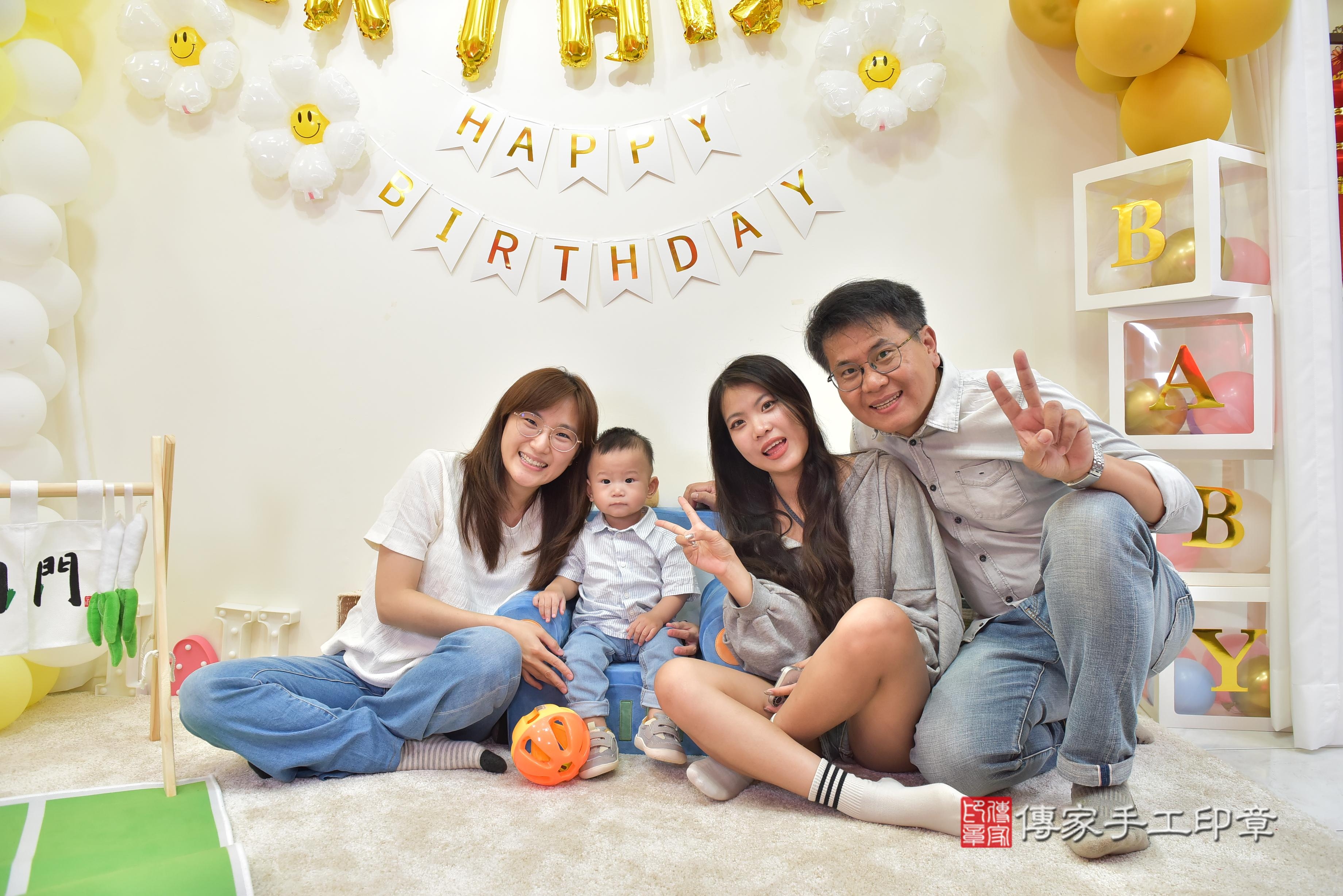 傳家手工印章台南店、抓周、度脺、美式風會場、傳家嬰兒古禮、吉祥話、抓周道具物品24種、拍照。抓周證書。寶寶抓周、滿周歲、生日快樂、祝福