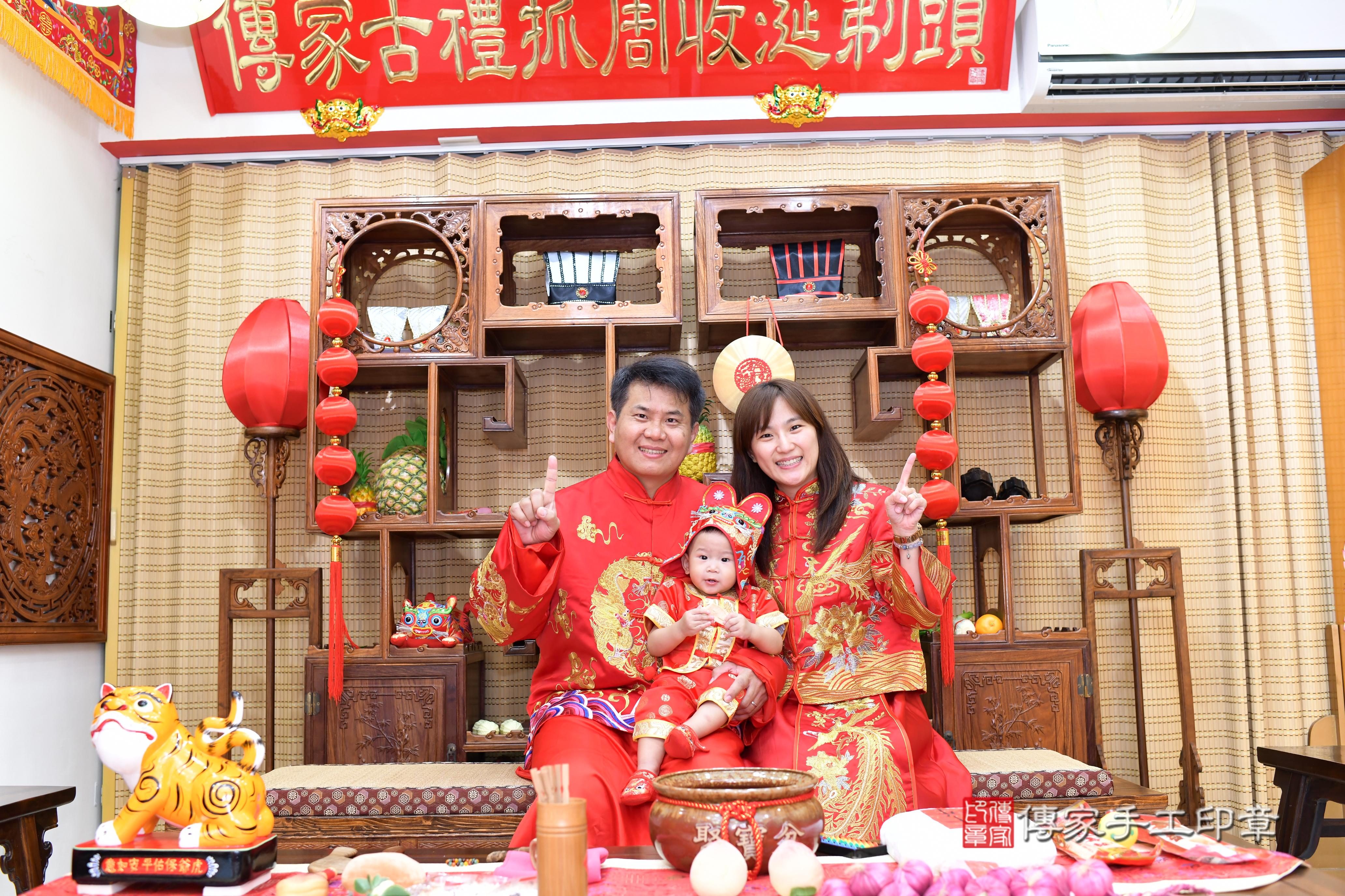 傳家手工印章台南店、抓周、度脺、美式風會場、傳家嬰兒古禮、吉祥話、抓周道具物品24種、拍照。抓周證書。寶寶抓周、滿周歲、生日快樂、祝福