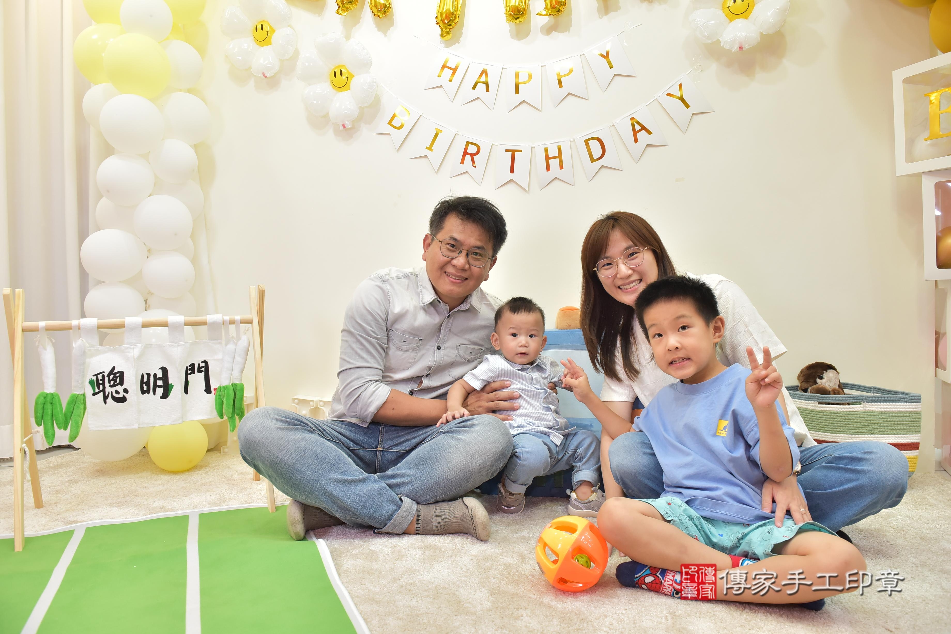 傳家手工印章台南店、抓周、度脺、美式風會場、傳家嬰兒古禮、吉祥話、抓周道具物品24種、拍照。抓周證書。寶寶抓周、滿周歲、生日快樂、祝福