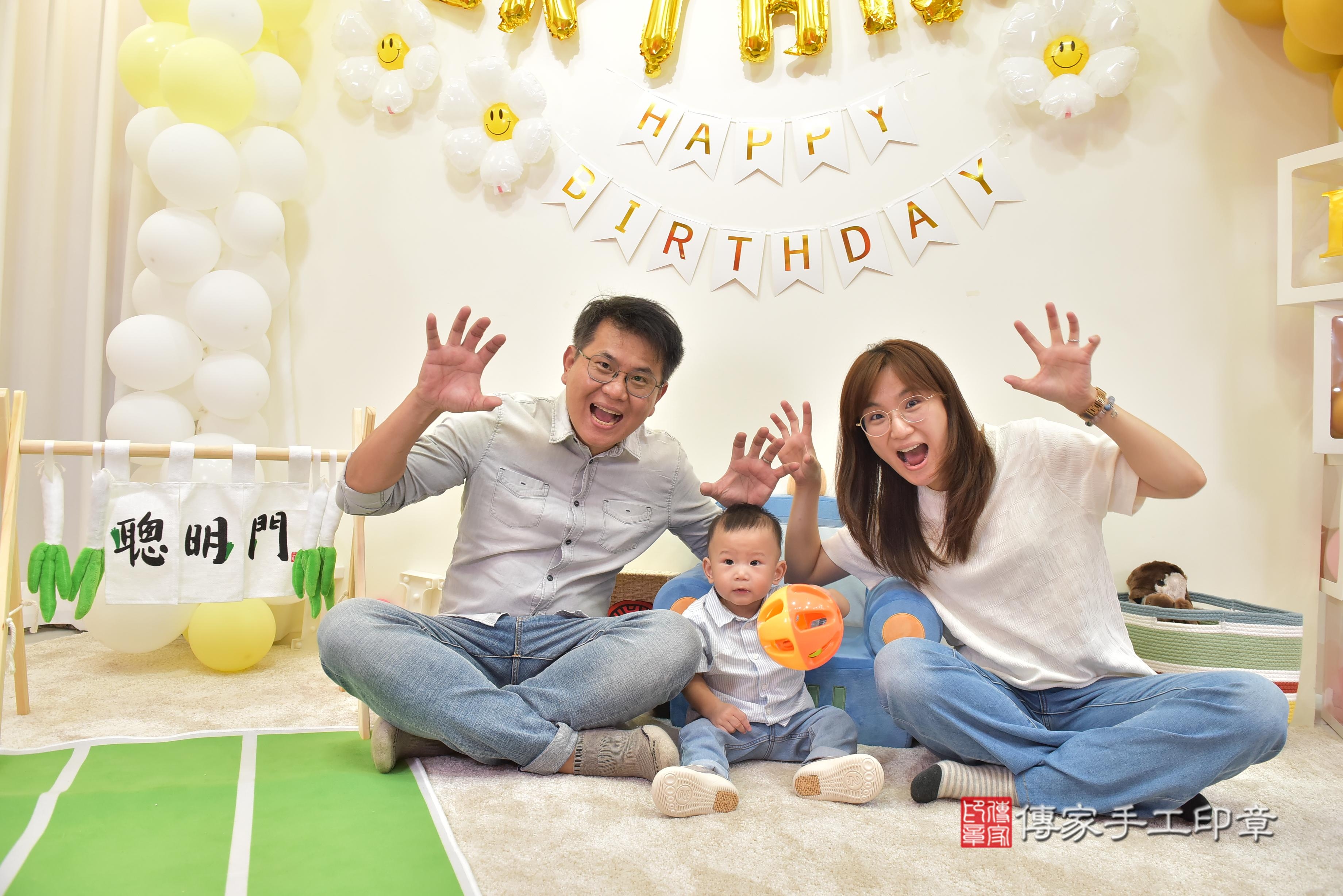 傳家手工印章台南店、抓周、度脺、美式風會場、傳家嬰兒古禮、吉祥話、抓周道具物品24種、拍照。抓周證書。寶寶抓周、滿周歲、生日快樂、祝福