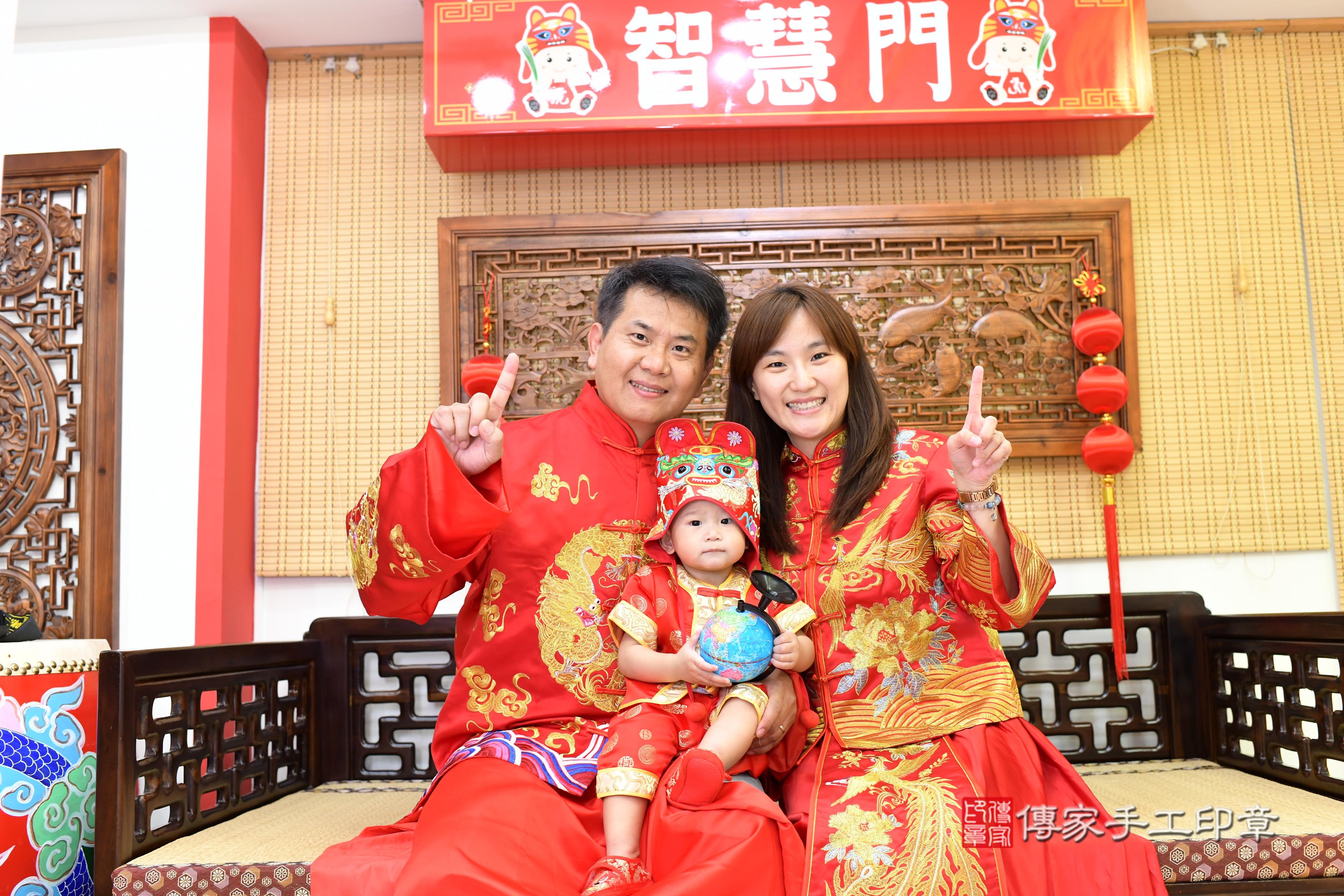 傳家手工印章台南店、抓周、度脺、美式風會場、傳家嬰兒古禮、吉祥話、抓周道具物品24種、拍照。抓周證書。寶寶抓周、滿周歲、生日快樂、祝福